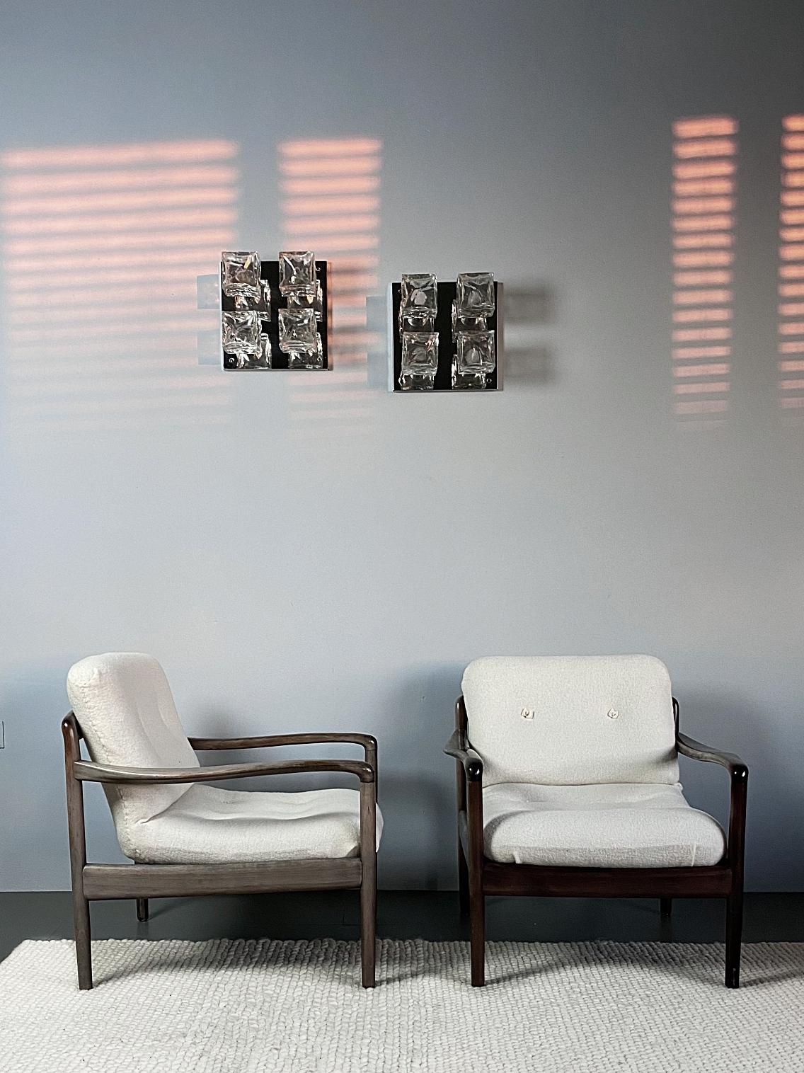 Zeitlose Lounge-Sessel von Knoll International aus den 1960er Jahren. Die Stühle wurden von unserer Polsterei mit einem hochwertigen Schafwollmischgewebe in Weiß frisch aufgearbeitet - ein schöner Kontrast zum Holzgestell. Sehr guter