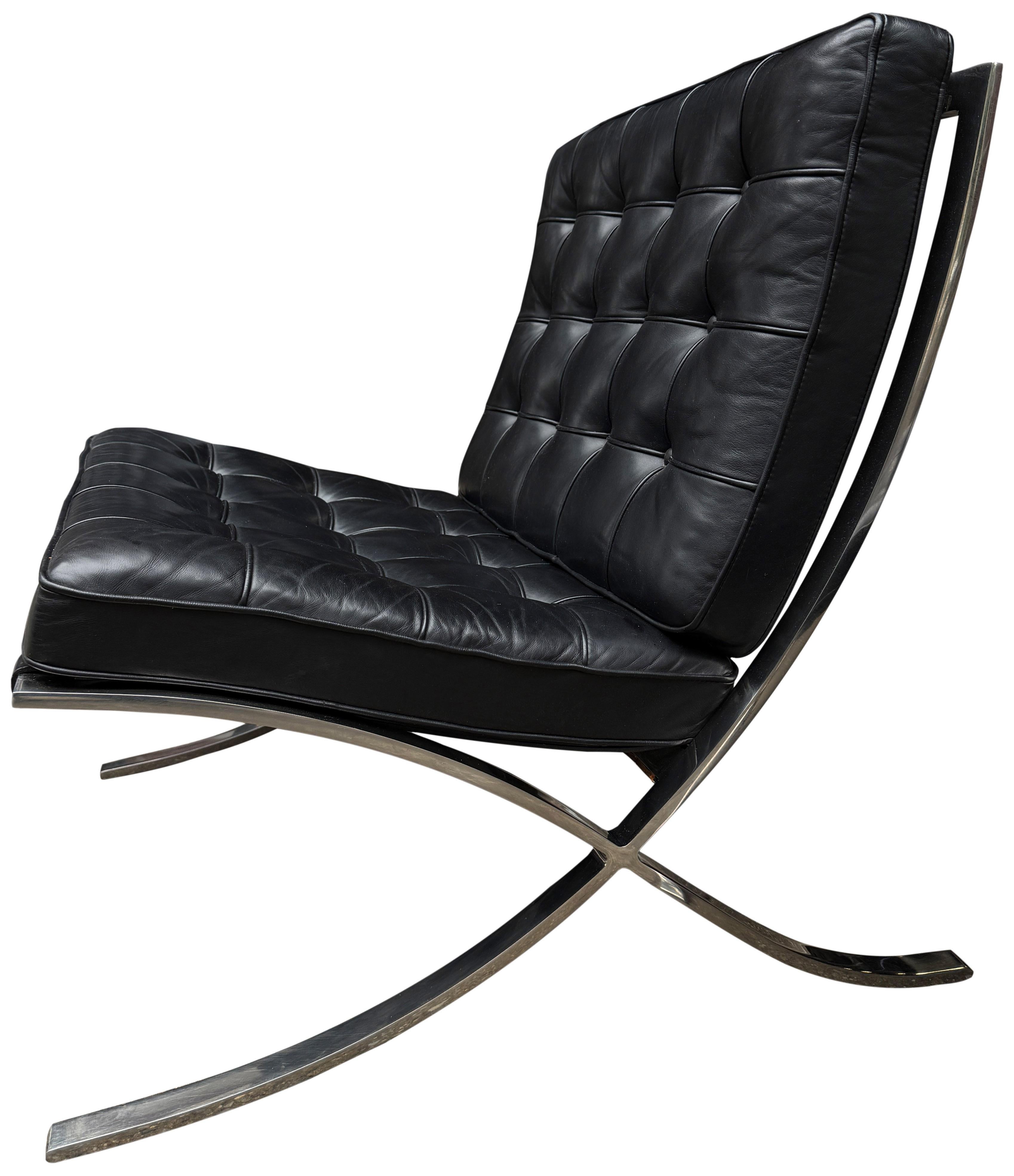 Paire de chaises knoll Barcelona en acier inoxydable avec pouf Bon état - En vente à BROOKLYN, NY