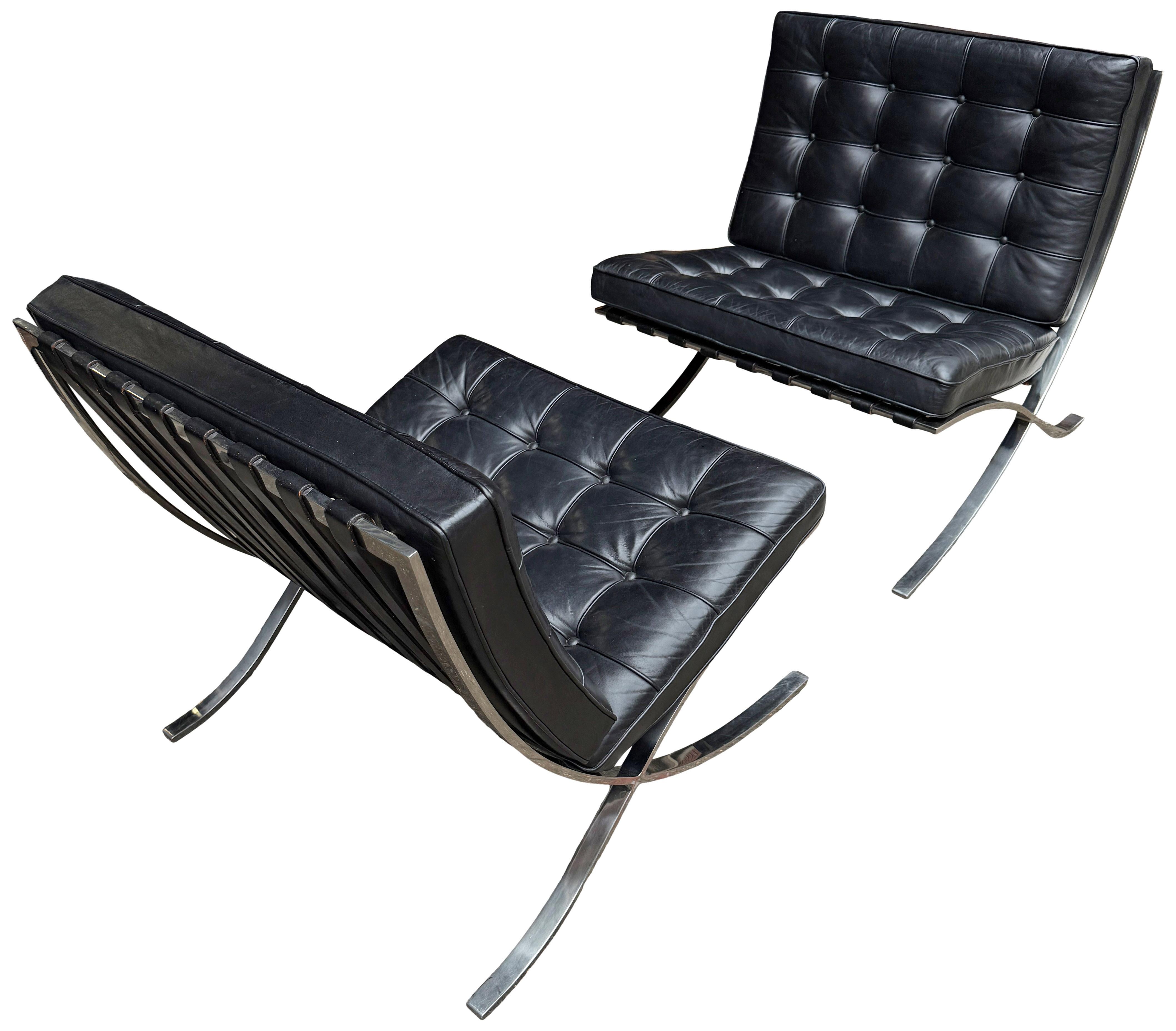 Acier inoxydable Paire de chaises knoll Barcelona en acier inoxydable avec pouf en vente