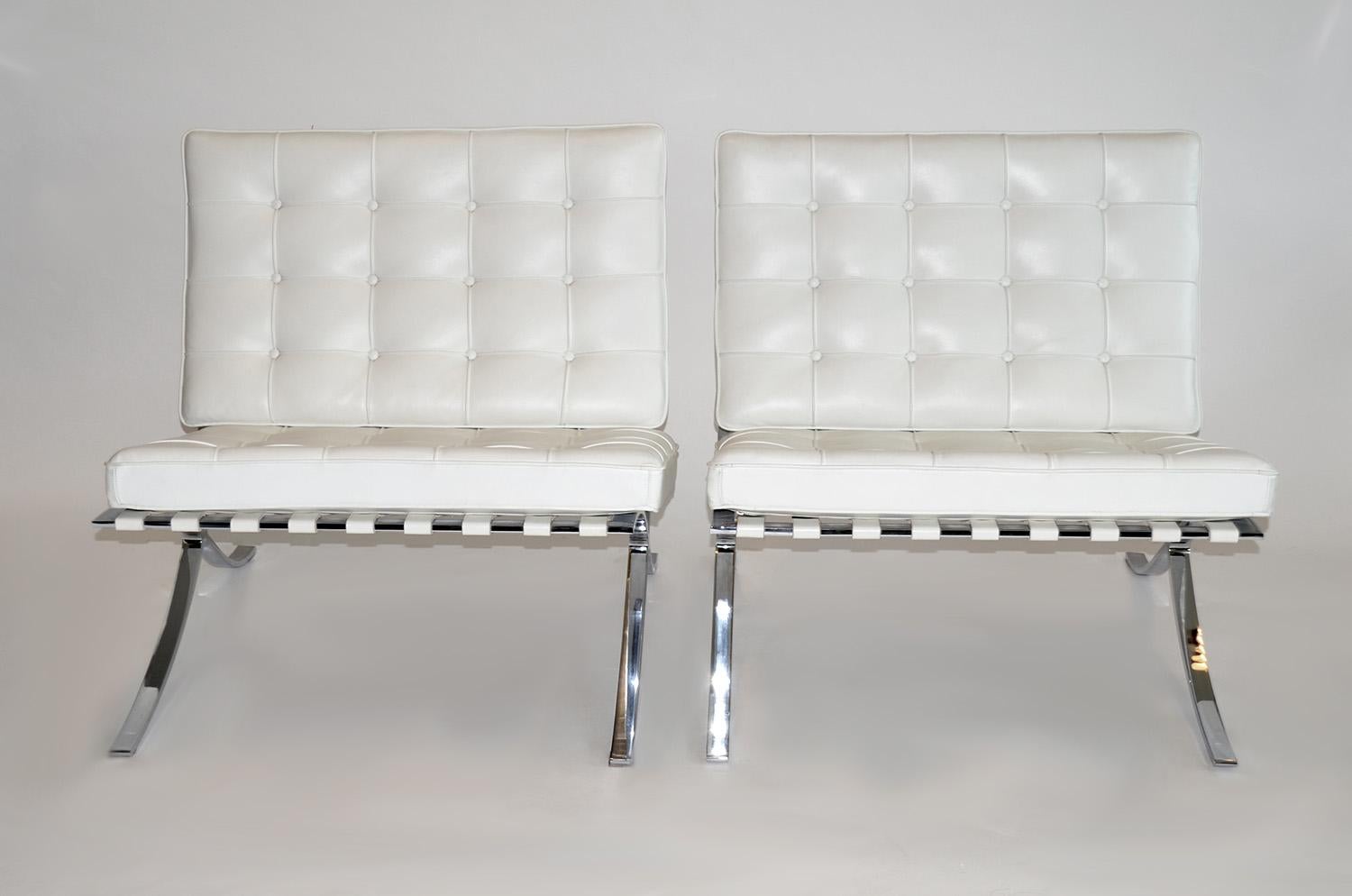 Pair of Knoll Barcelona lounge chairs in white Sabrina leather circa 2000s. Ludwig Mies van der Rohe 1929 excellent condition

One of the most recognized objects of the last century and an icon of the modern movement, the Barcelona Chair exudes a