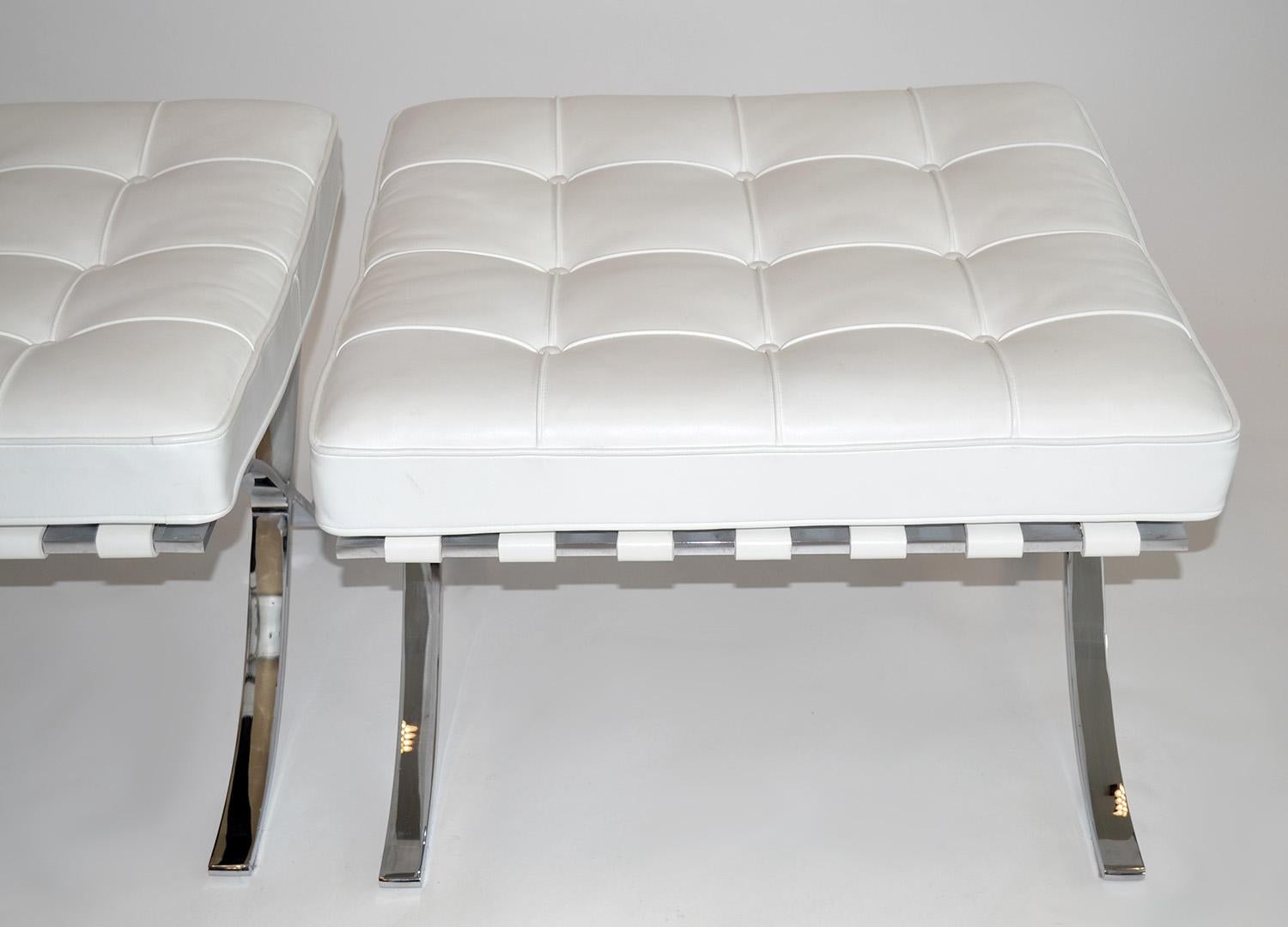 Pair of Knoll Barcelona stools ottomans in White Sabrina Leather, circa 2000s. Pair of Knoll Barcelona stools or ottomans in white Sabrina leather, circa 2000s Ludwig Mies van der Rohe 1929 excellent condition.

Whether paired with Barcelona chair