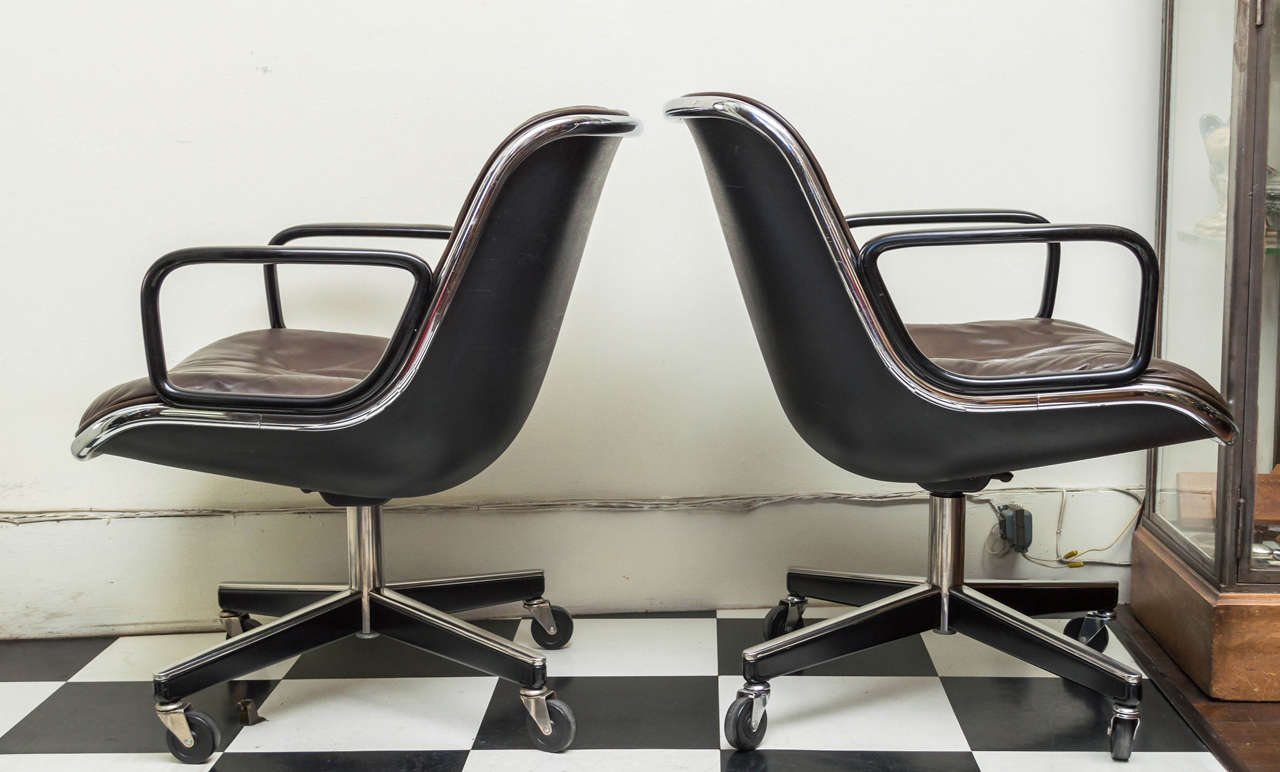 Pair of Knoll Black Leather Pollock Executive Armchairs In Good Condition In San Francisco, CA