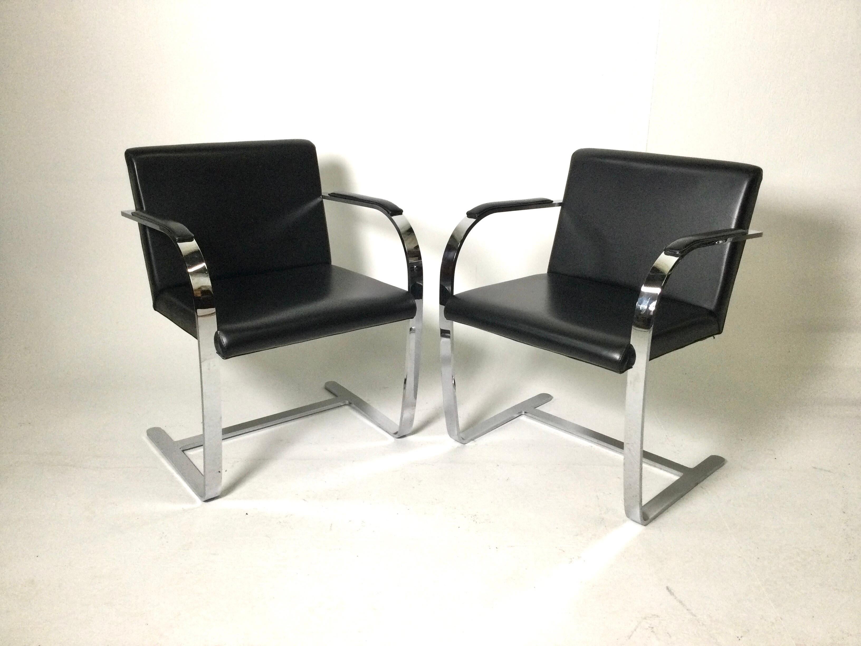 Flache Barstühle im Knoll Bruno-Stil mit schwarzer Lederpolsterung, Paar im Zustand „Gut“ im Angebot in Lambertville, NJ