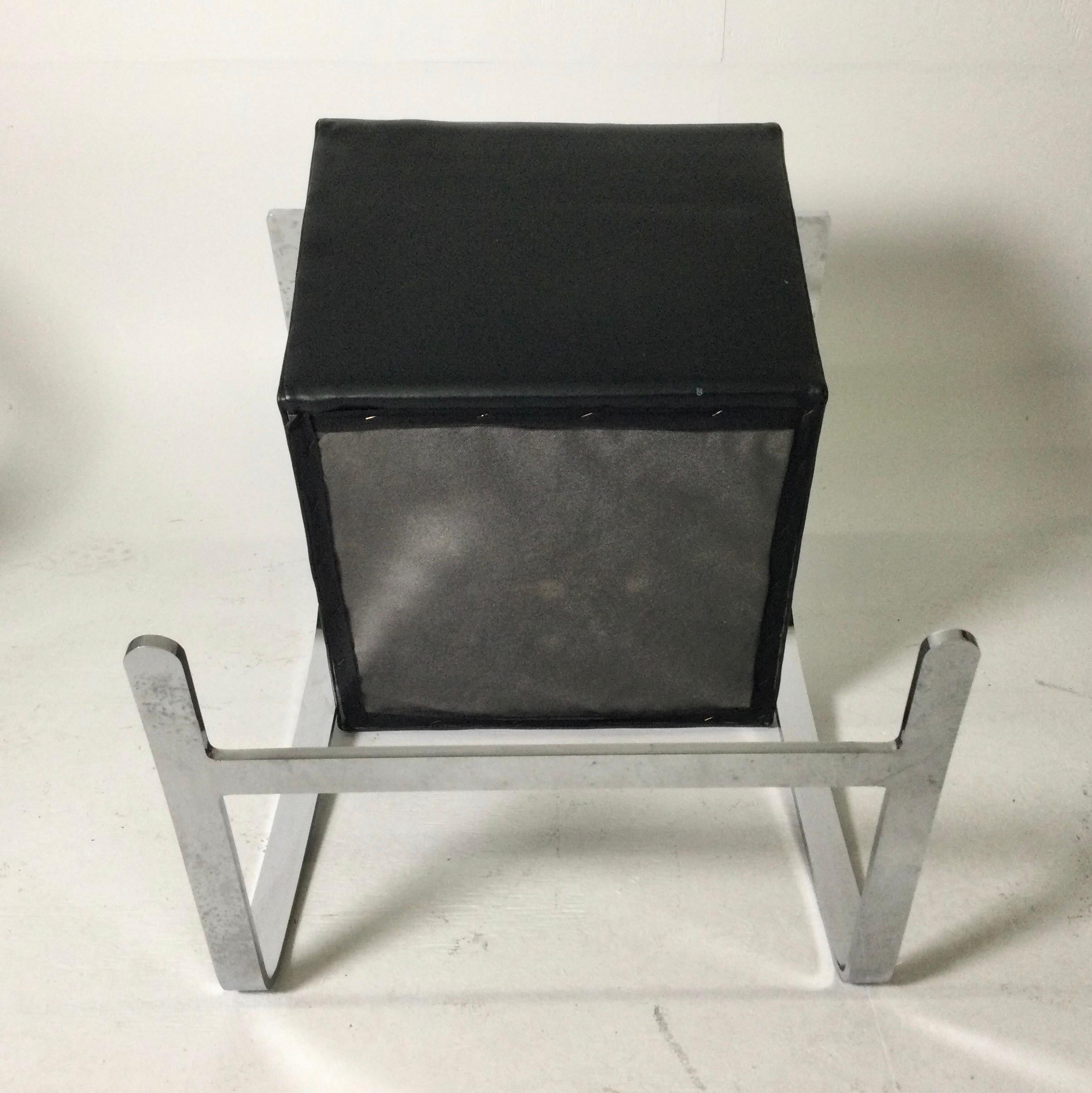20ième siècle Paire de chaises de bar plates Knoll Bruno de style avec tapisserie en cuir noir en vente