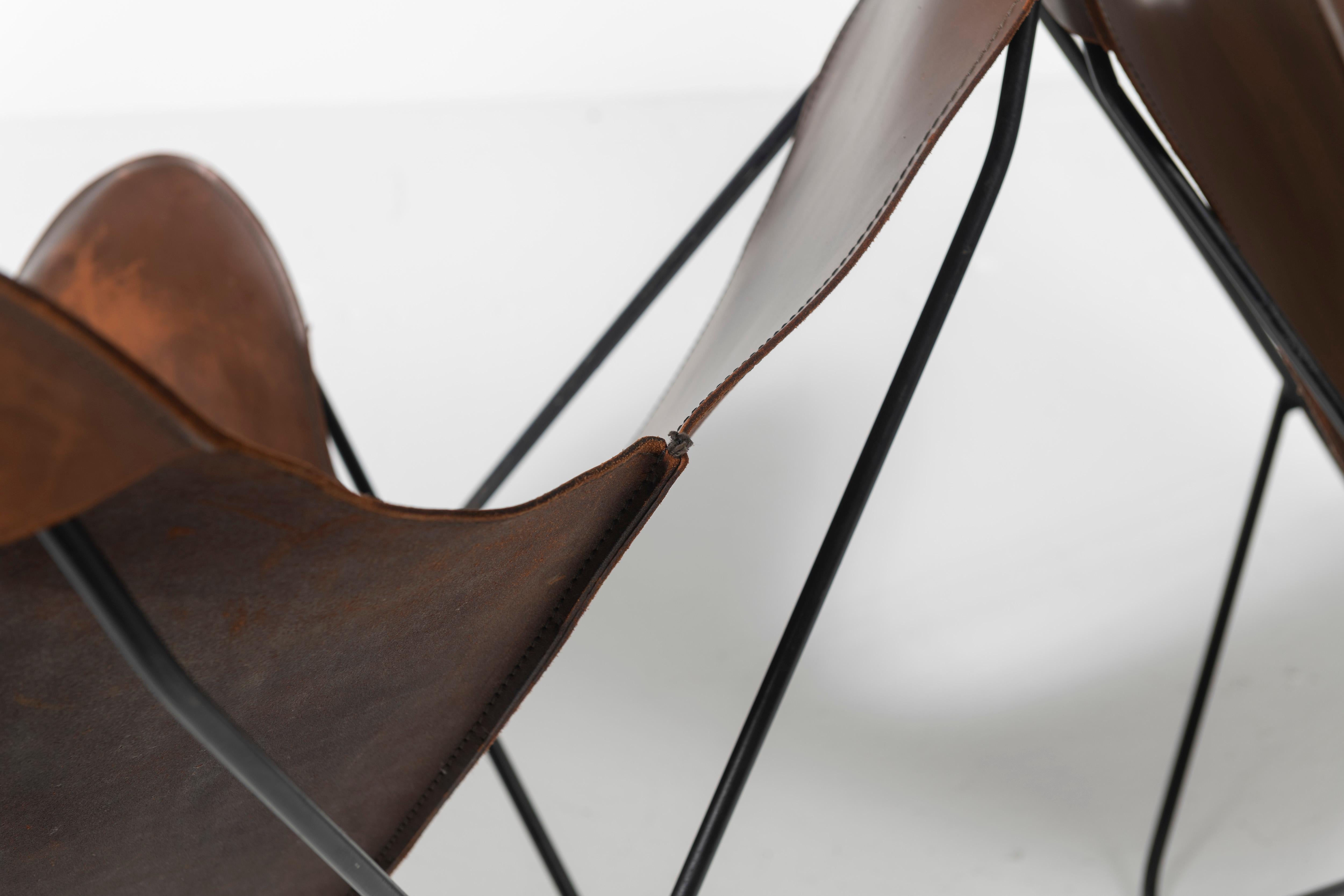 Two Knoll Butterfly Chairs in Cognac Leather For Sale 3