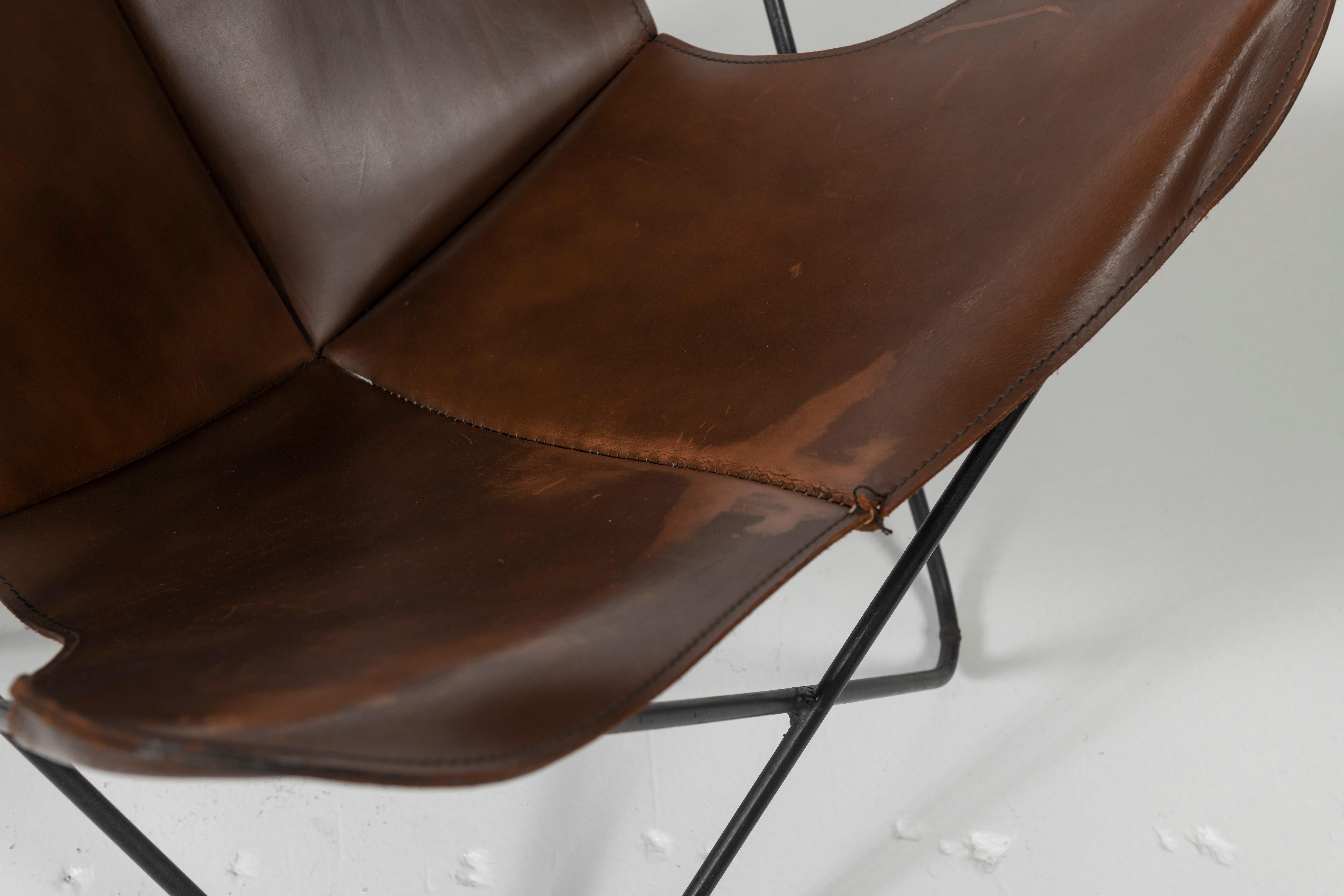 Two Knoll Butterfly Chairs in Cognac Leather For Sale 3