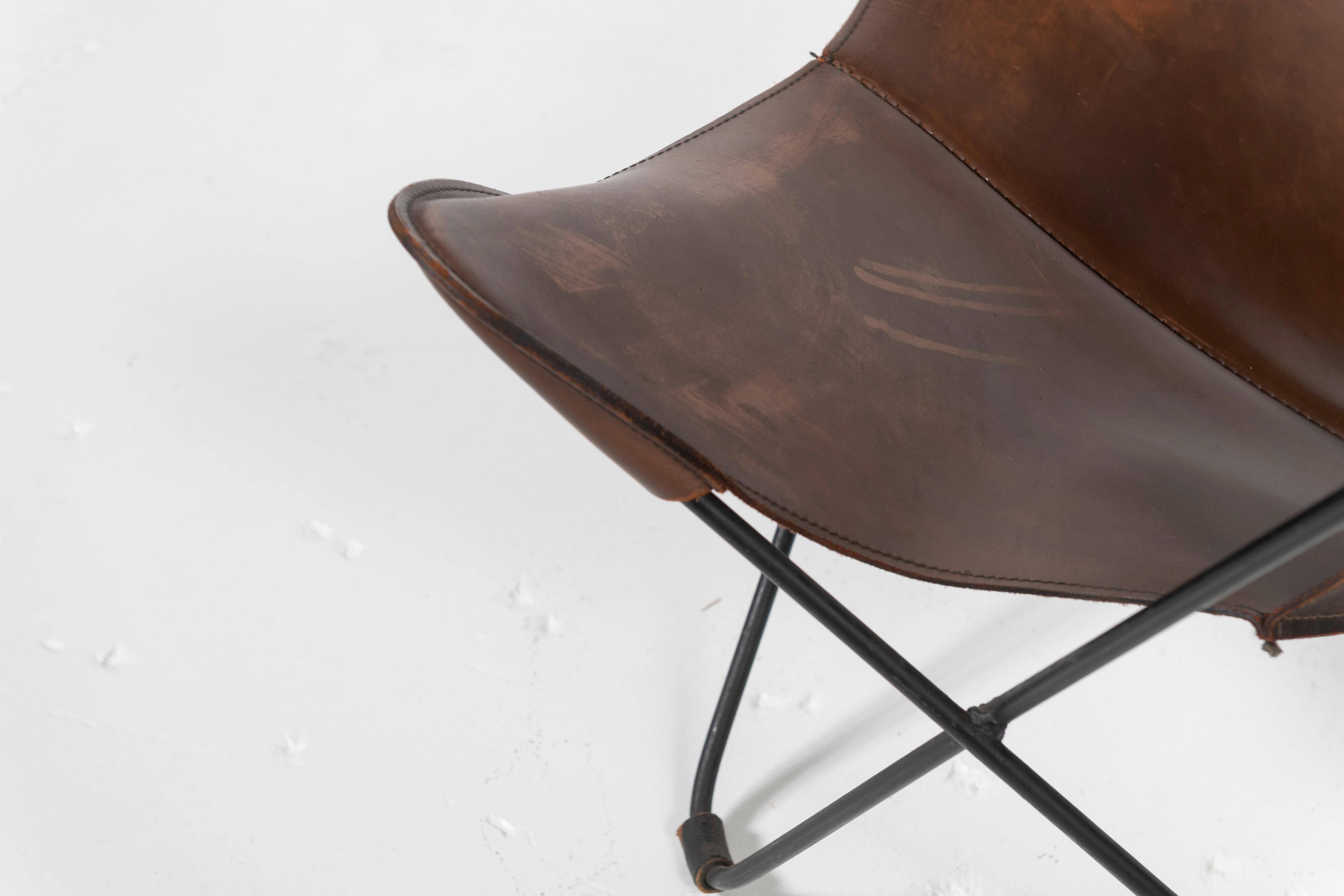 Two Knoll Butterfly Chairs in Cognac Leather In Good Condition For Sale In San Francisco, CA