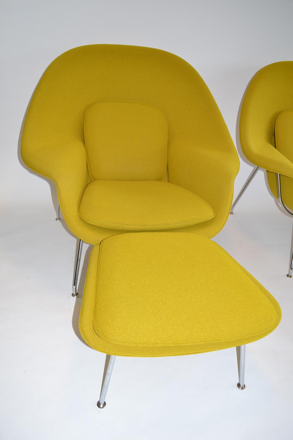 Pair of Saarinen knoll womb chairs and ottomans mid-century design, manufactured c. 2000's. Upholstered in Uni-Form KT collection basket-weave fabric. Color: Ochre. Original 40