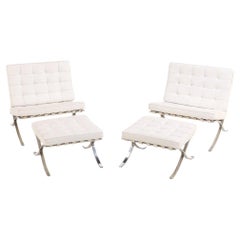 Ein Paar „Barcelona Chairs“ von Knoll International mit passenden Fußhockern, um 1988.