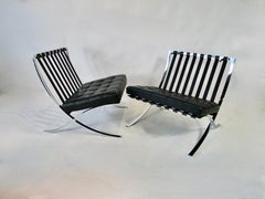 Pareja de sillas Knoll Mies van der Rohe de cuero sobre cromo Barcelona