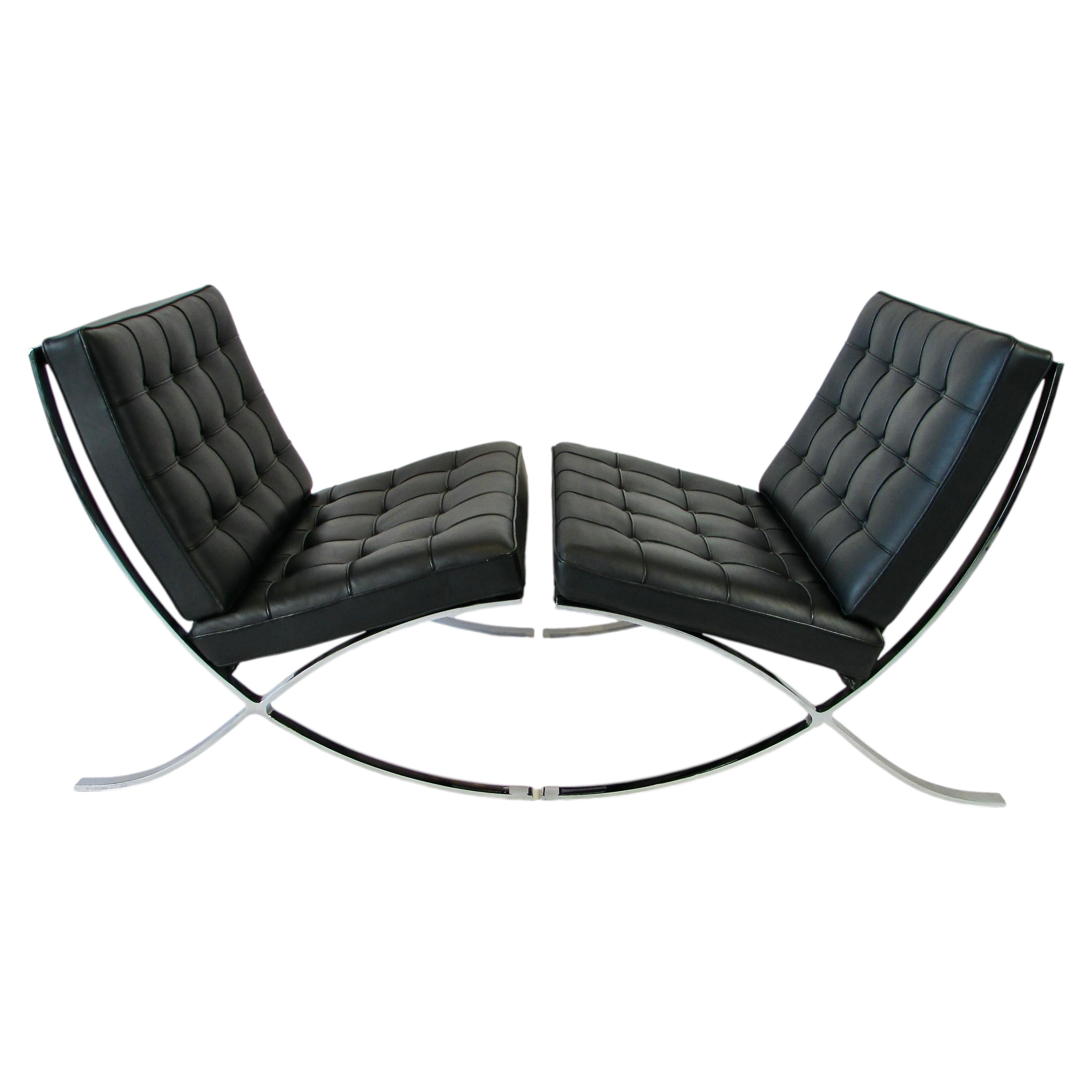 Paire de chaises Barcelona Mies van der Rohe pour Knoll en cuir noir et chrome