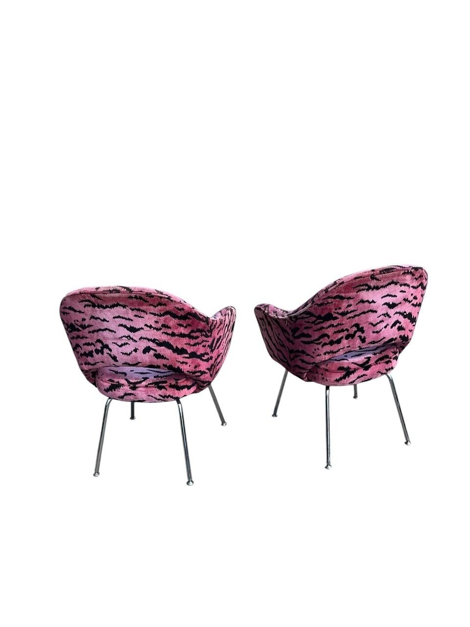 Mid-Century moderno Coppia di sedie direzionali Knoll Saarinen in tessuto Scalamandre in vendita