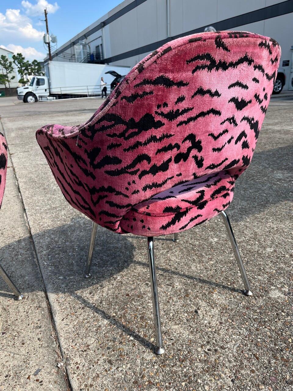 Americano Coppia di sedie direzionali Knoll Saarinen in tessuto Scalamandre in vendita