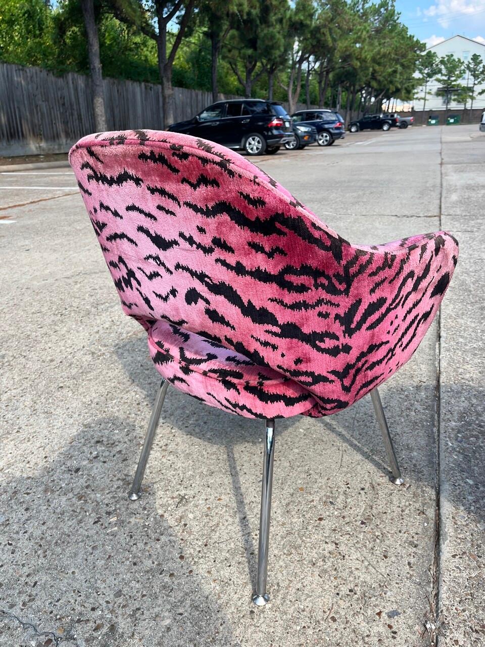Coppia di sedie direzionali Knoll Saarinen in tessuto Scalamandre In condizioni buone in vendita a Houston, TX