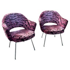 Coppia di sedie direzionali Knoll Saarinen in tessuto Scalamandre