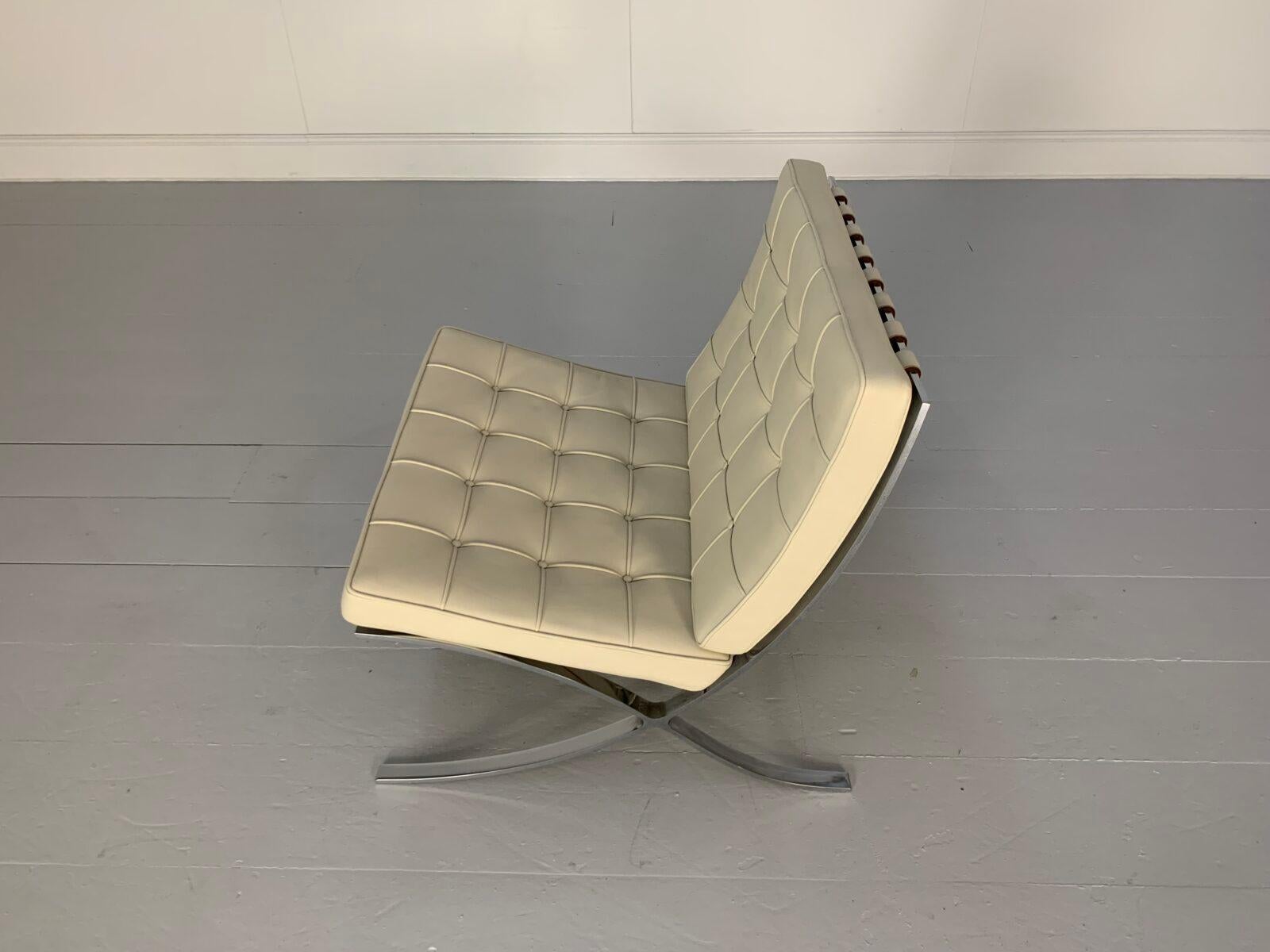 Paire de chaises Barcelona de Knoll Studio, en cuir pâle en vente 6