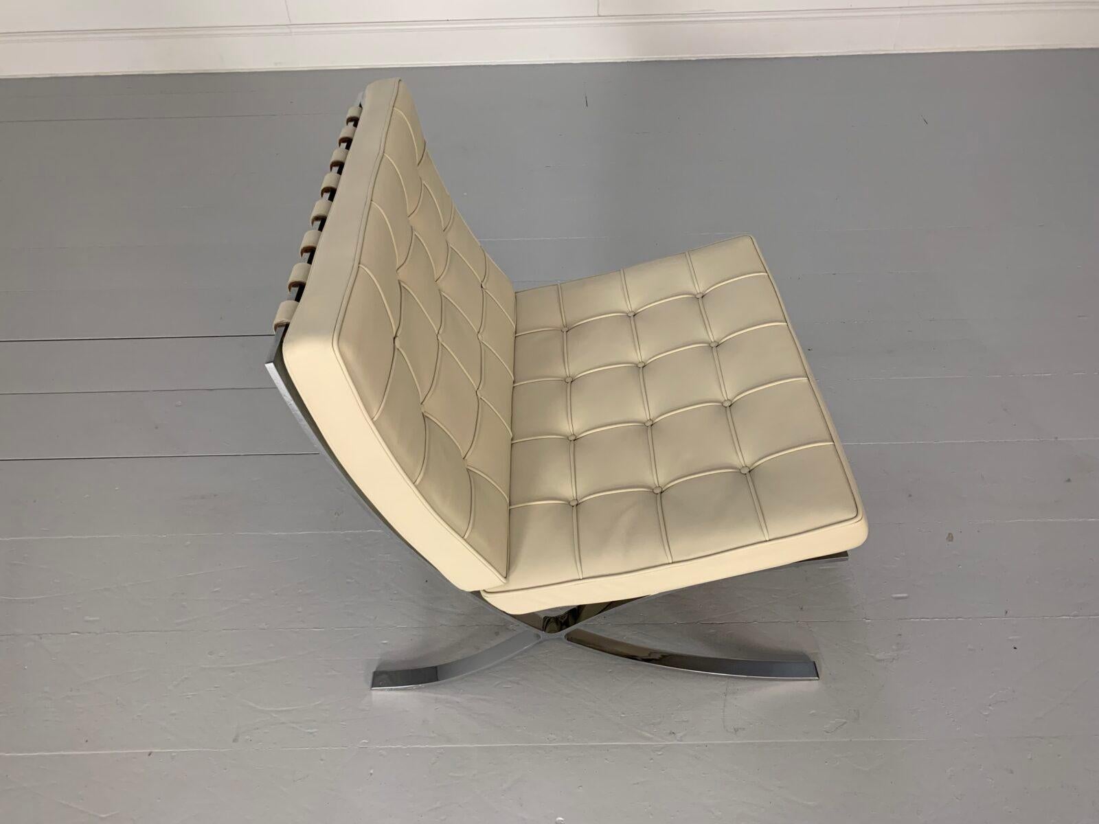 Paire de chaises Barcelona de Knoll Studio, en cuir pâle en vente 9