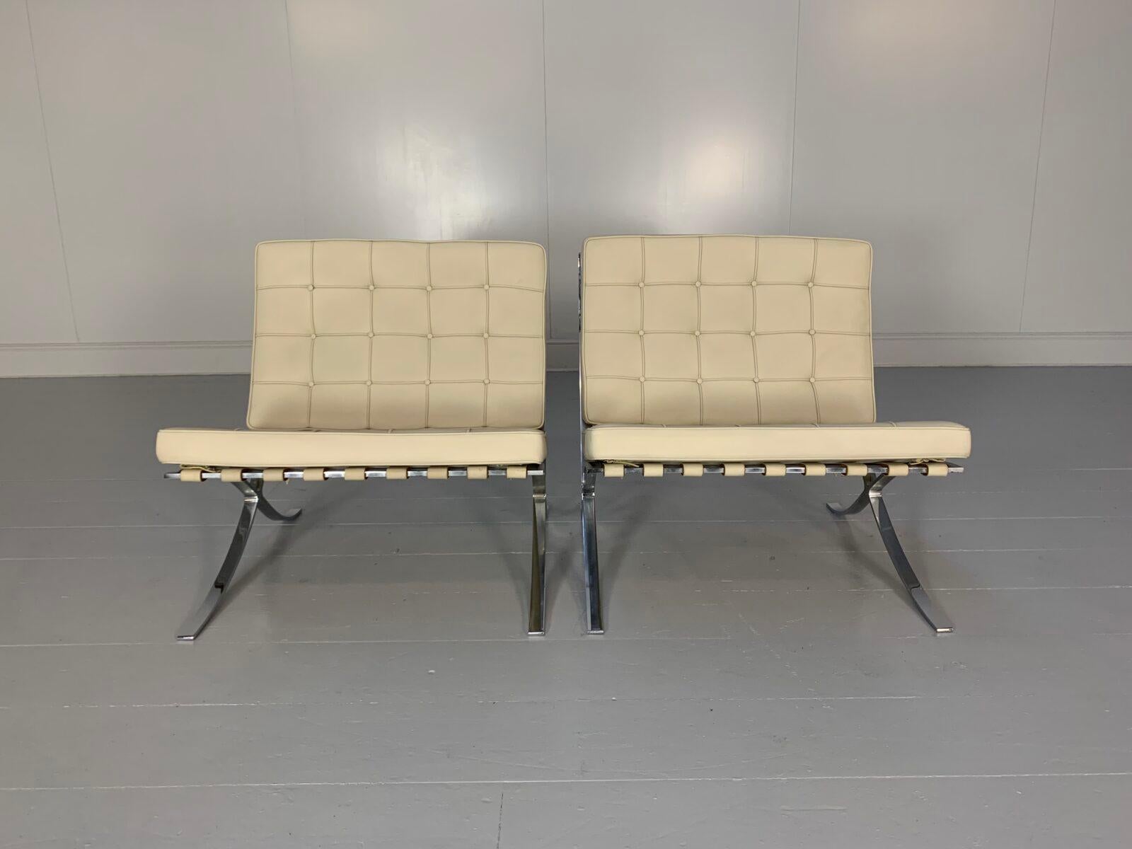 Nous vous proposons une paire rare, identique et originale de chaises 