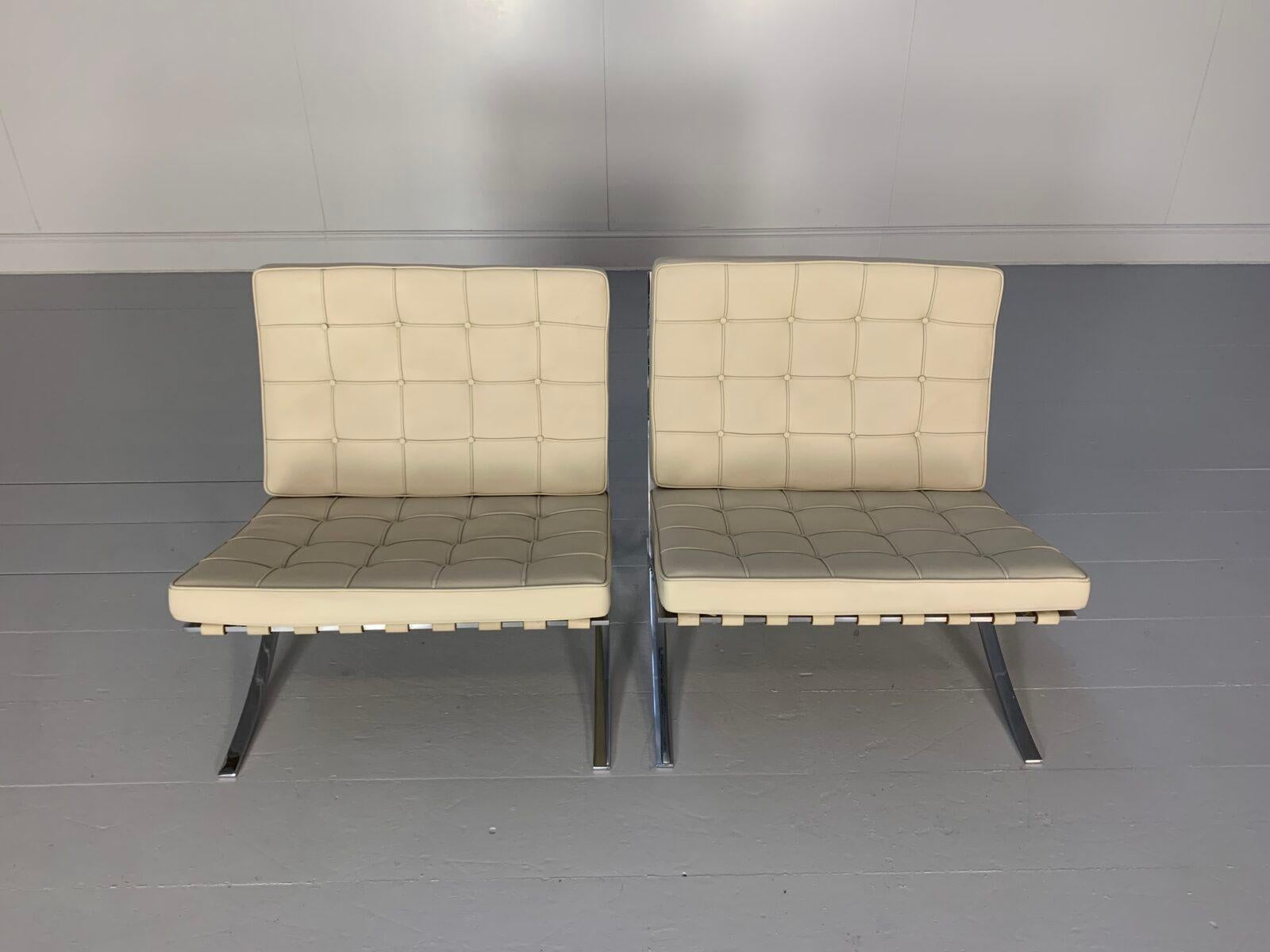 Paire de chaises Barcelona de Knoll Studio, en cuir pâle Bon état - En vente à Barrowford, GB