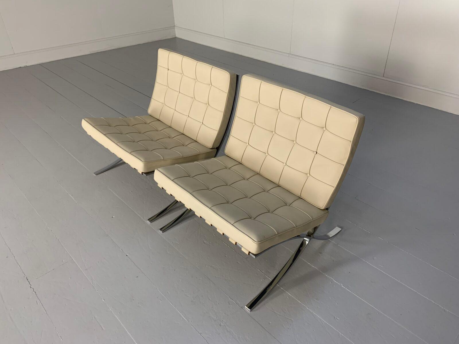 Cuir Paire de chaises Barcelona de Knoll Studio, en cuir pâle en vente