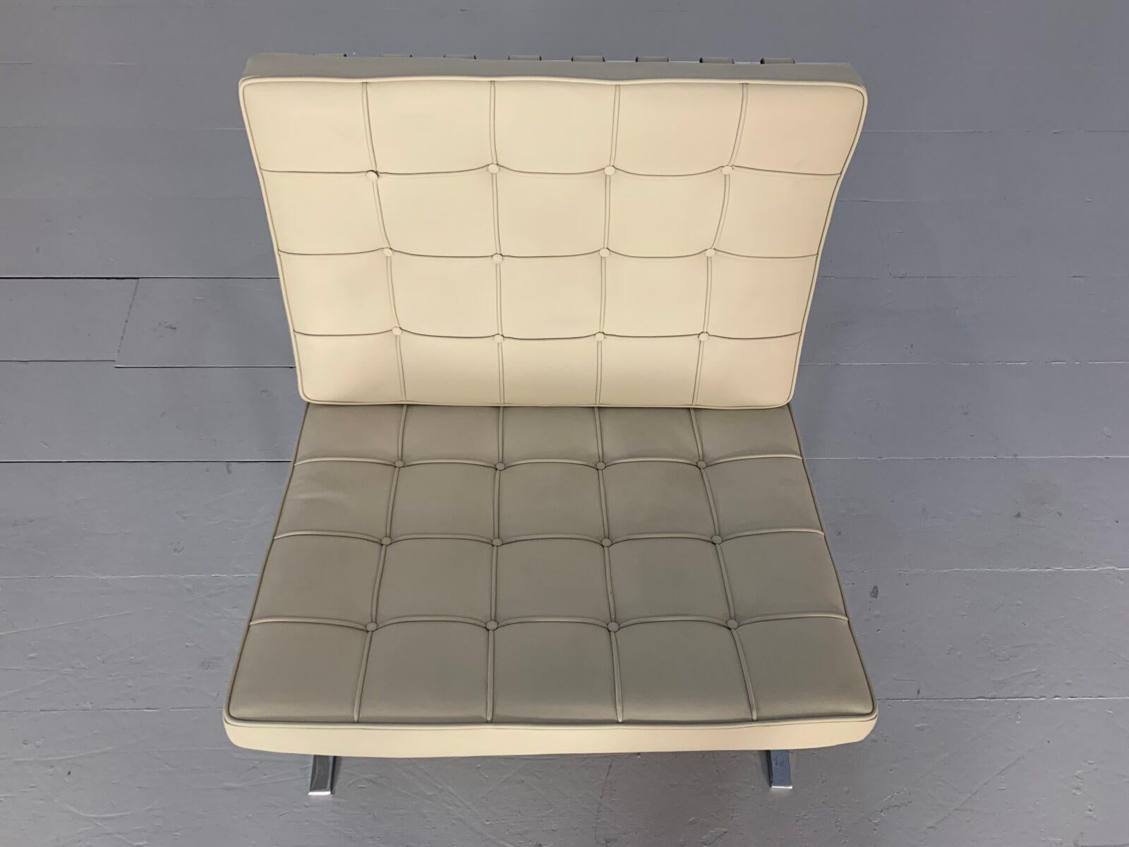 Paire de chaises Barcelona de Knoll Studio, en cuir pâle en vente 3