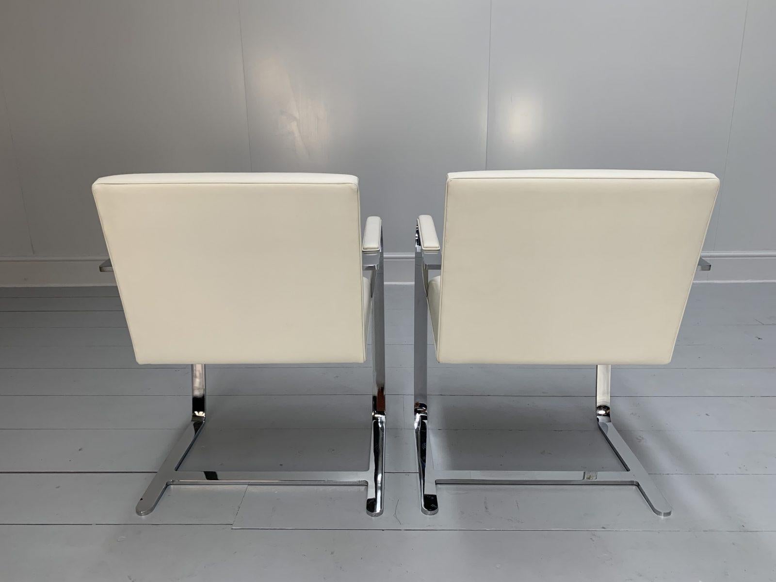 Paire de fauteuils de bar plats Knoll Studio Brno en chrome et cuir blanc en vente 5