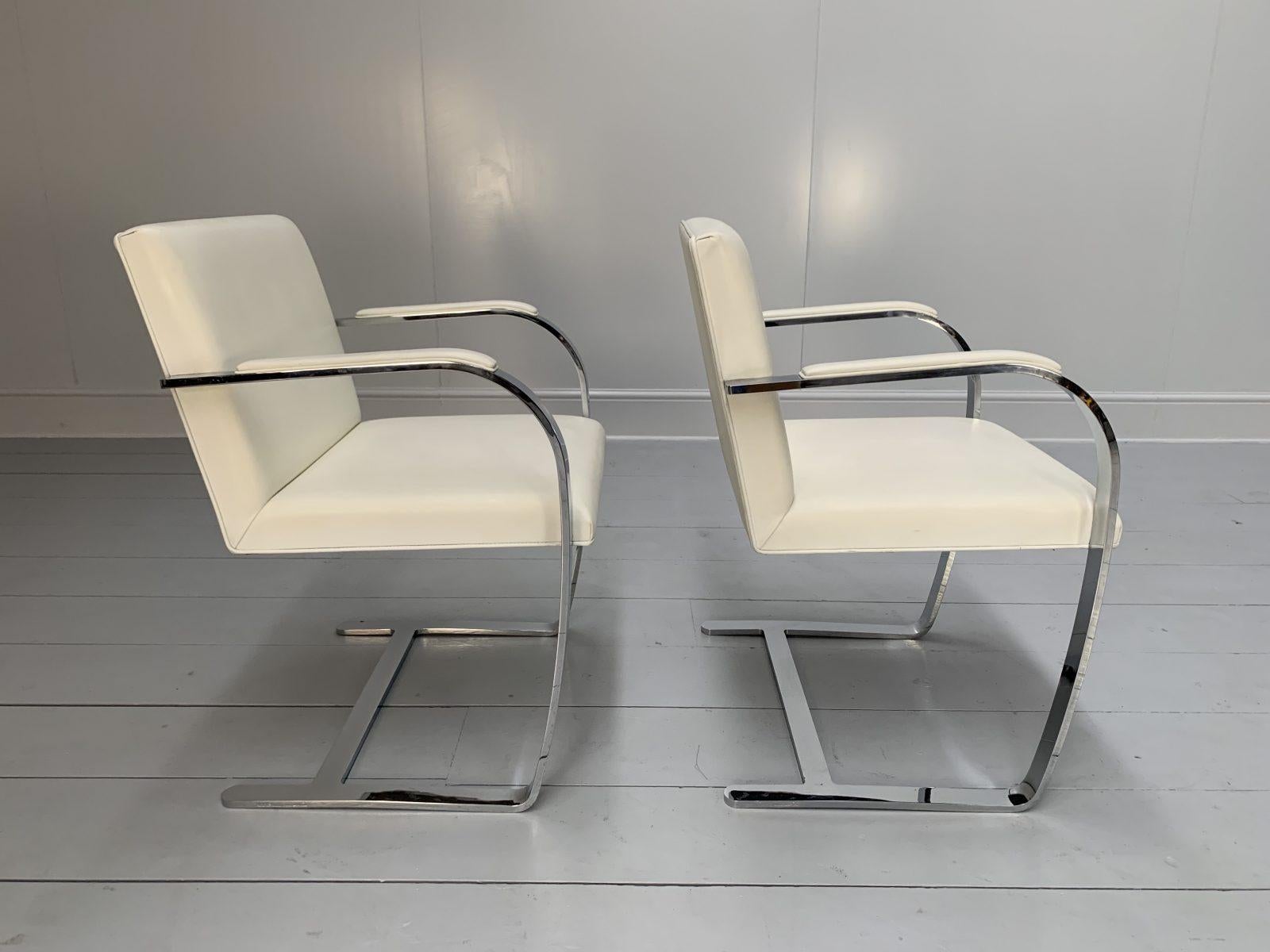 Paire de fauteuils de bar plats Knoll Studio Brno en chrome et cuir blanc Bon état - En vente à Barrowford, GB