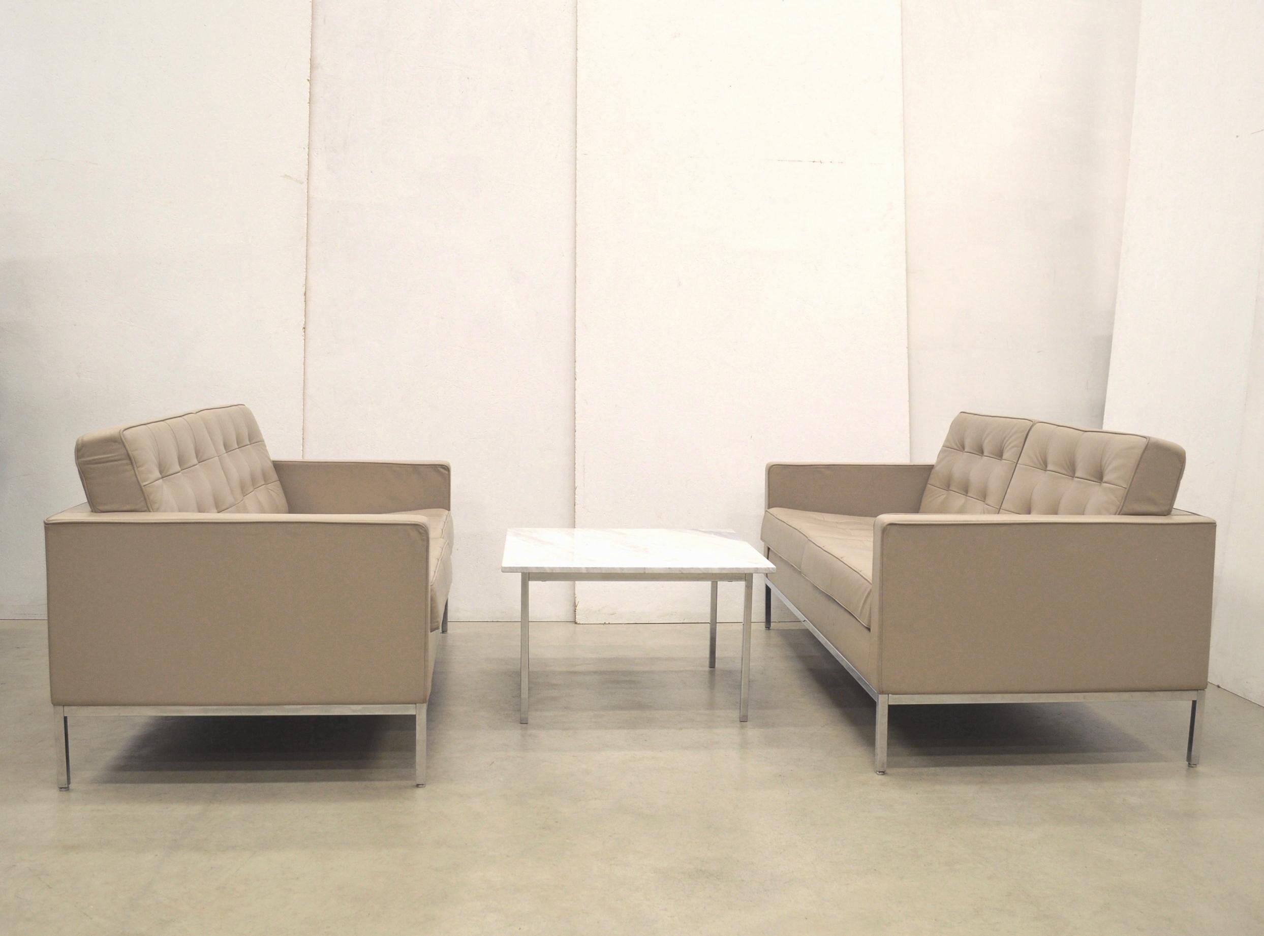 These timeless iconic sofas were designed in 1954 by Florence Knoll and produced by Knoll International in the early 2000s. 

The pieces are upholstered in sand beige leather and are in a very good and clean condition. 

The sofas are full covered