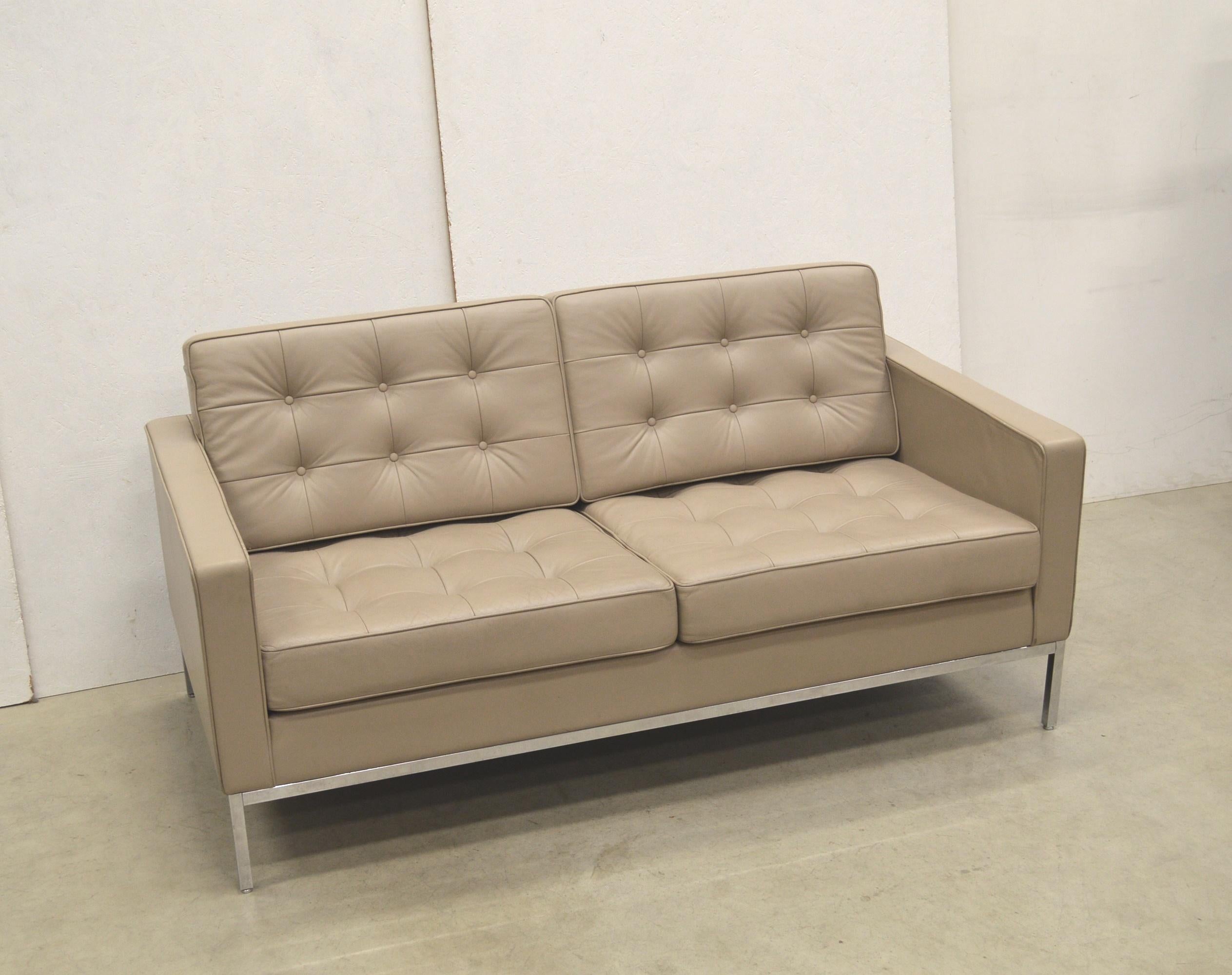 Pair of Knoll Studio Relax Sofa by Florence Knoll Beige Sand Leather In Good Condition In Aachen, NW