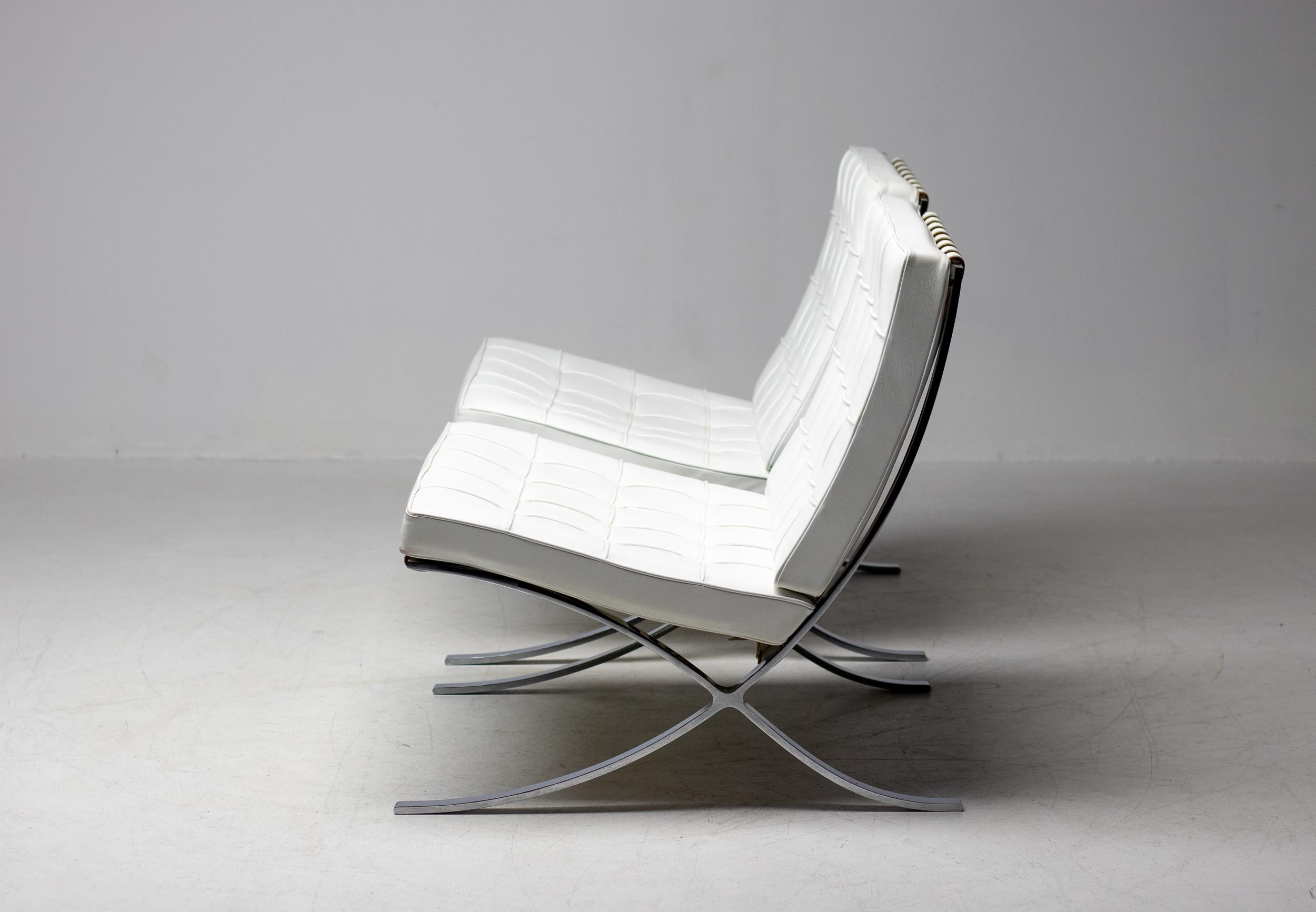 Pair of Knoll White Leather Mies van der Rohe Barcelona Chairs In Good Condition In Dronten, NL