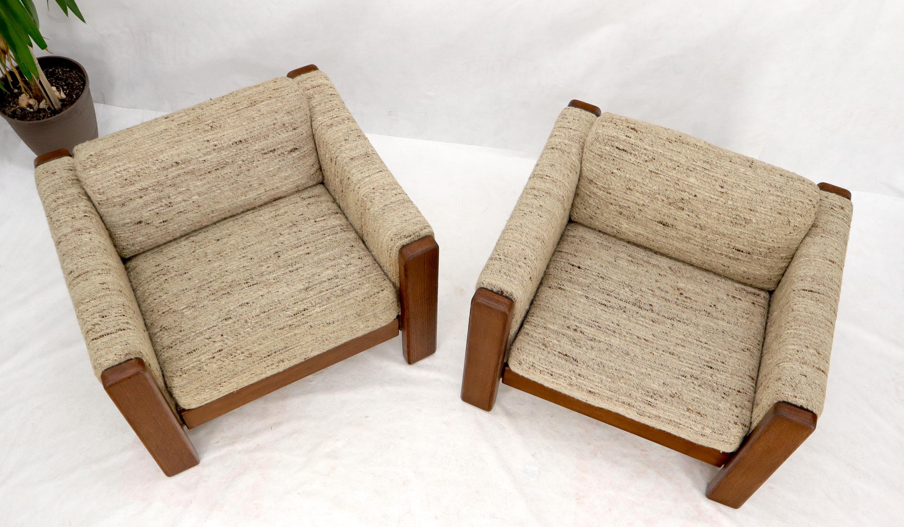 Pair of Knoll Wool Upholstery Cube Shape Lounge Club Chairs Teak Arms In Good Condition In Rockaway, NJ