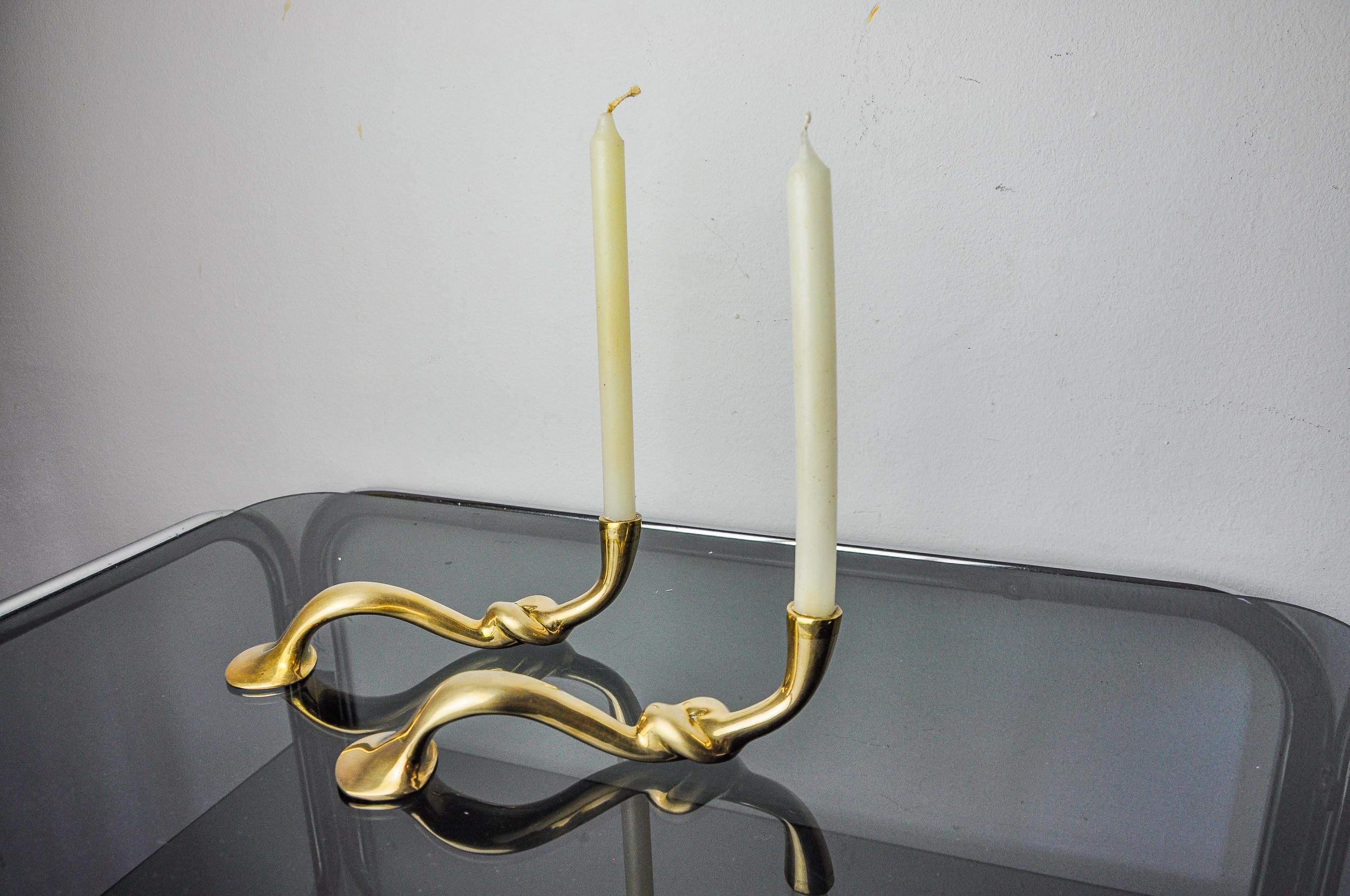 Magnífico y raro par de candelabros 