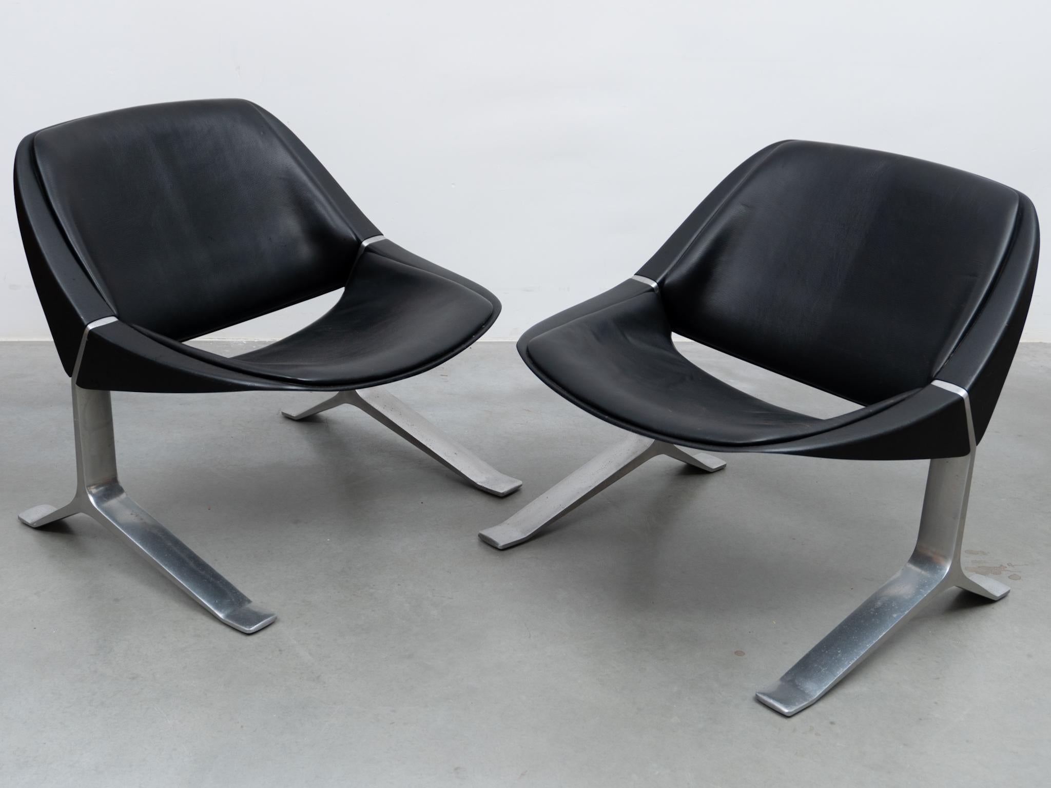 Pair of rare Midcentury modern lounge chairs with solid cast aluminium legs and molded plastic shell seats with Black leather upholstery designed by Knut Hesterberg and Manufactured by Selectform, Germany 1971. Very beautiful floating design and