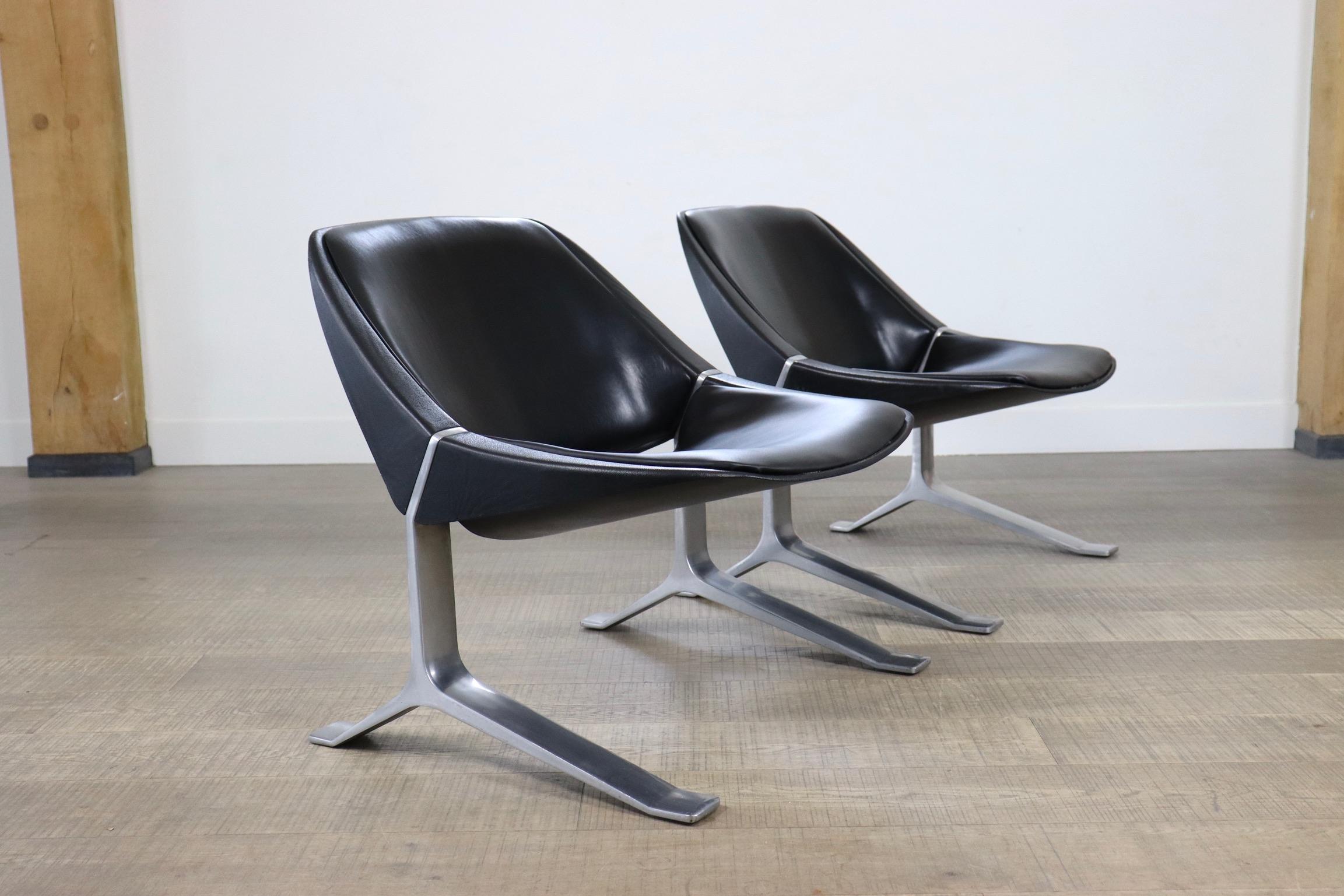 Rare pair of sculptural lounge chairs designed by Knut Hesterberg and manufactured by Selectform Furniture, Germany 1971. The chairs have solid cast aluminium legs and molded plastic shell seats covered black eco leather. These chairs are beautiful