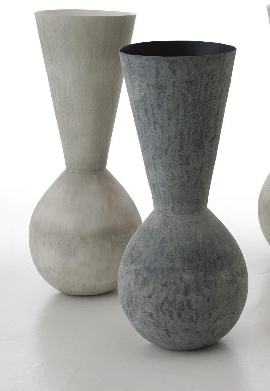 Pair of Koneo Vases by Imperfettolab
Dimensions: Ø 47 x H 120 cm
Materials: Raw material


Imperfetto Lab
Who we are ? We are a family.
Verter Turroni, Emanuela Ravelli and our children Elia, Margherita and Eusebio.
All together, we are
