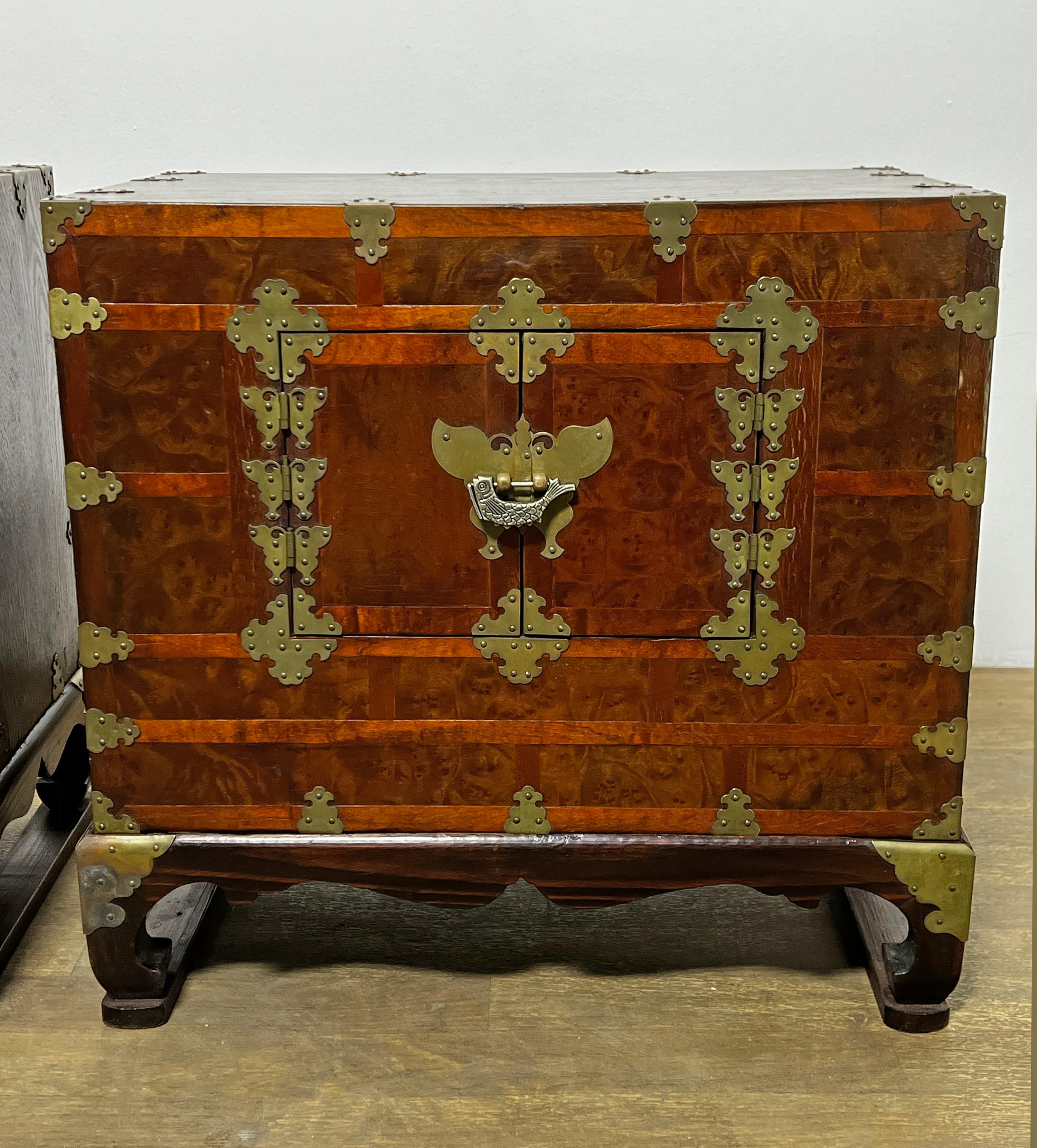 Paar koreanische Bandaji Beistelltische / Nachttische Ca. 1920s (Meiji-Periode) im Angebot