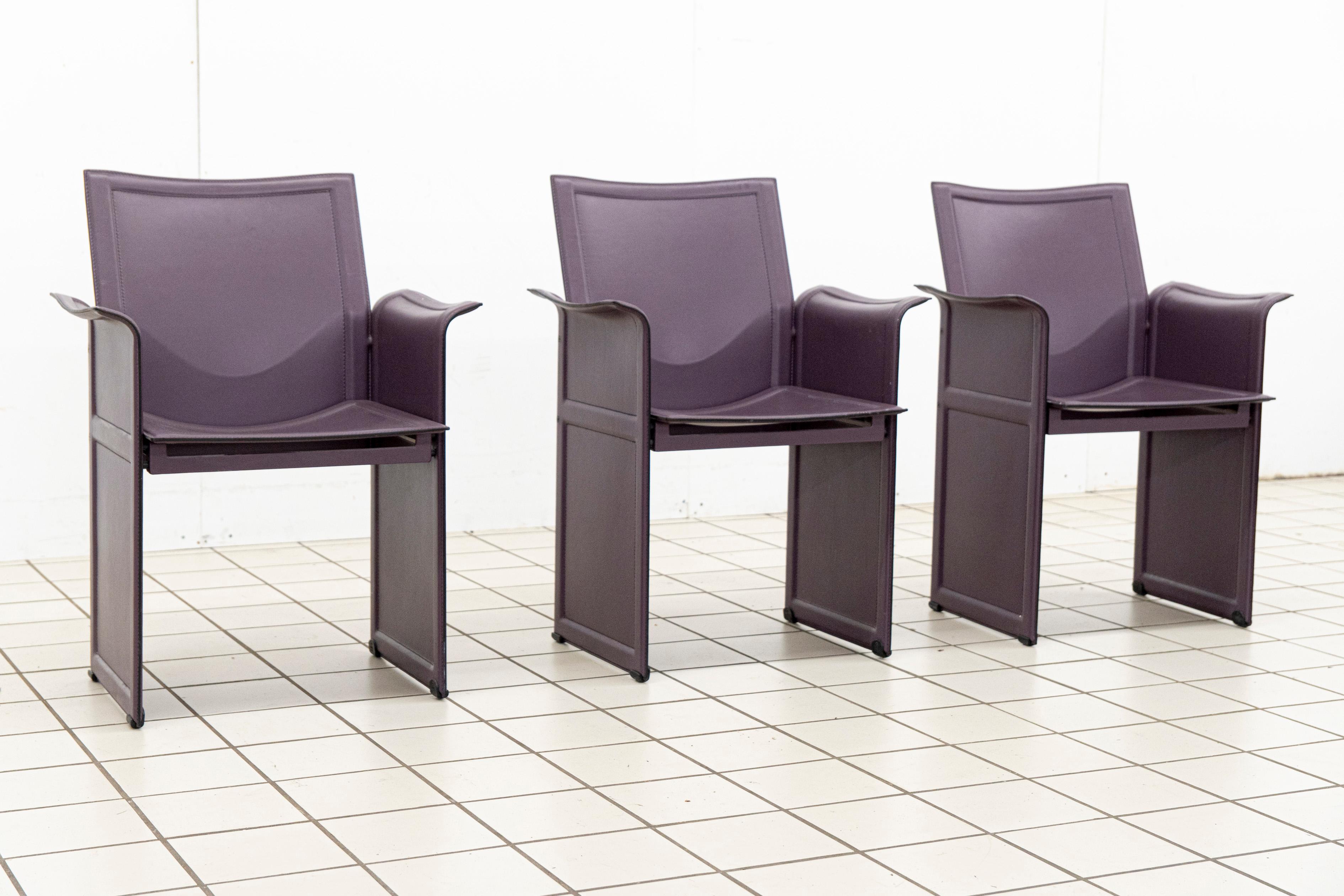 Ein Paar aubergine/bordeaux-violette Lederstühle 