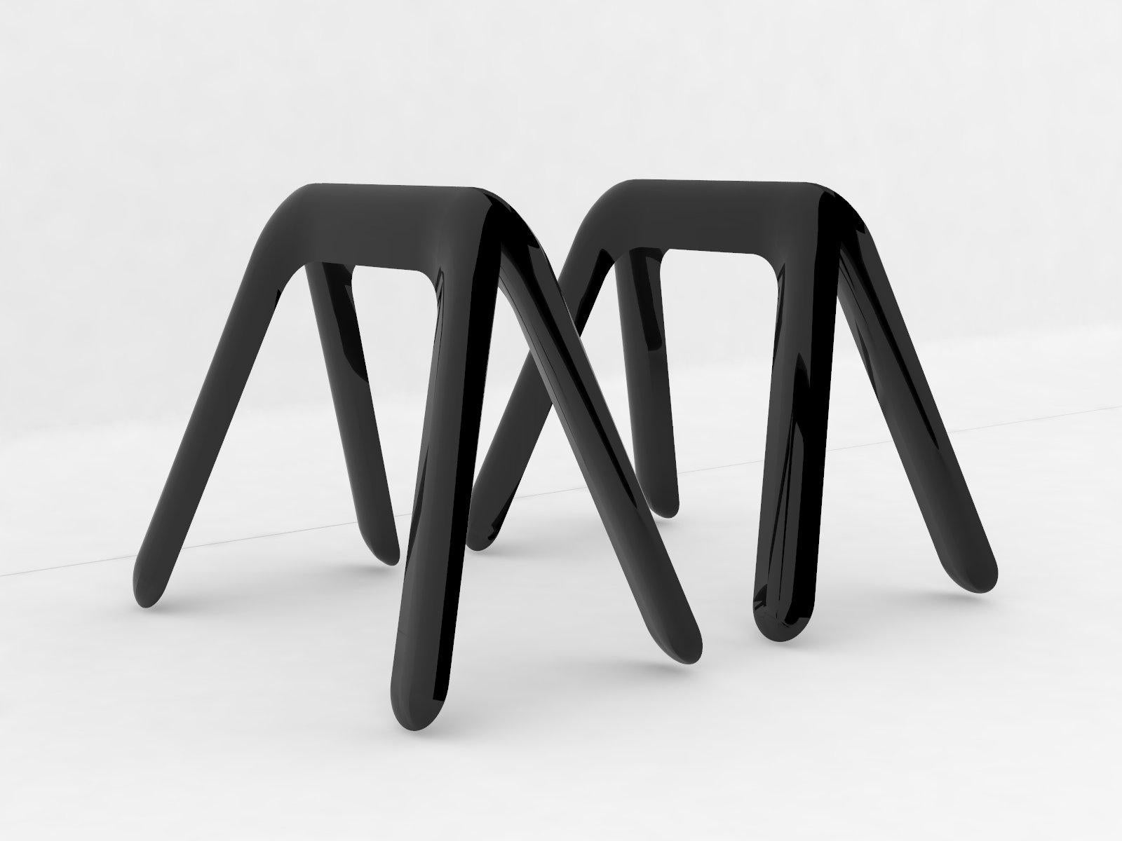 Paar Kozka-Böcke in schwarz glänzend von Zieta
Abmessungen: T 31 x B 51 x H 45 cm 
MATERIAL: Kohlenstoffstahl.
Erhältlich in anderen Farben und in rostfreiem Stahl.

Kozka ist unser neues Mitglied der Tischstrukturen. Es ist eine