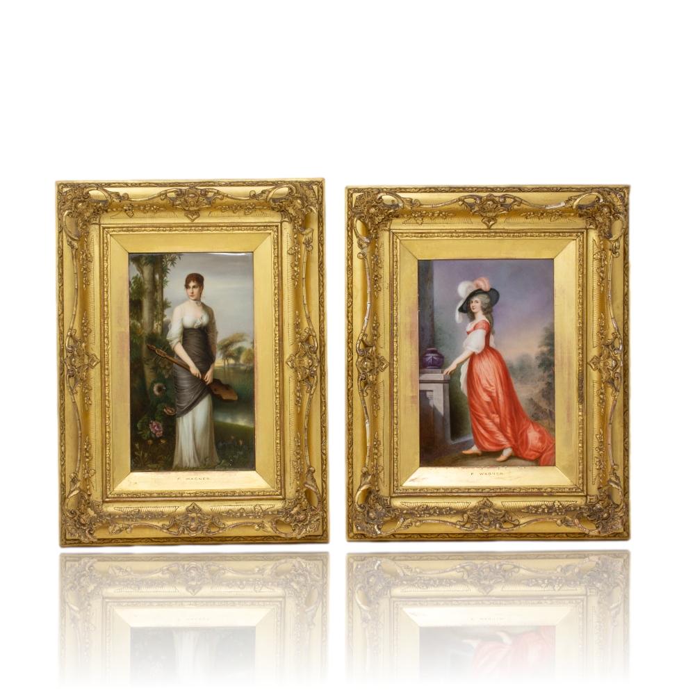 Deux femmes en tenue d'époque

De notre collection de céramiques, nous avons le plaisir de proposer deux plaques en porcelaine KPM de Franz Wagner vendues par paire. Les plaques en porcelaine de KPM sont montées dans leur cadre d'origine en bois