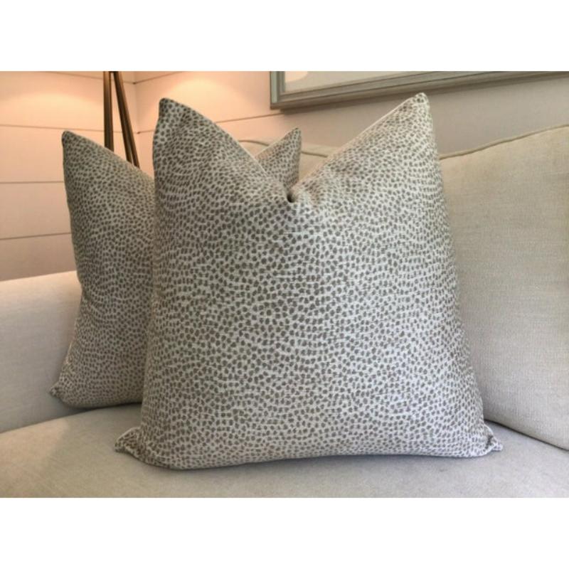 Dalla casa di design di alta gamma Kravet, arriva questo tessuto in ciniglia a macchie in rilievo nei colori tortora e bianco sporco. Questa COPPIA di due pezzi è dotata di un supporto in morbido velluto bianco coordinato e si chiude con una