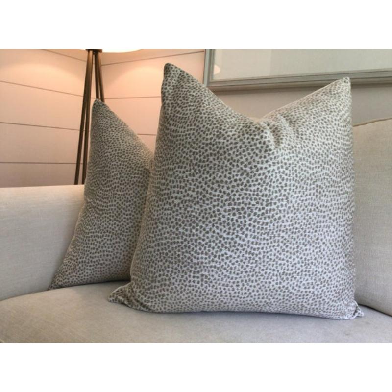 Hollywood Regency Coppia di cuscini Kravet Animal Spot Raised Velvet in Taupe con imbottitura in piuma d'oca in vendita