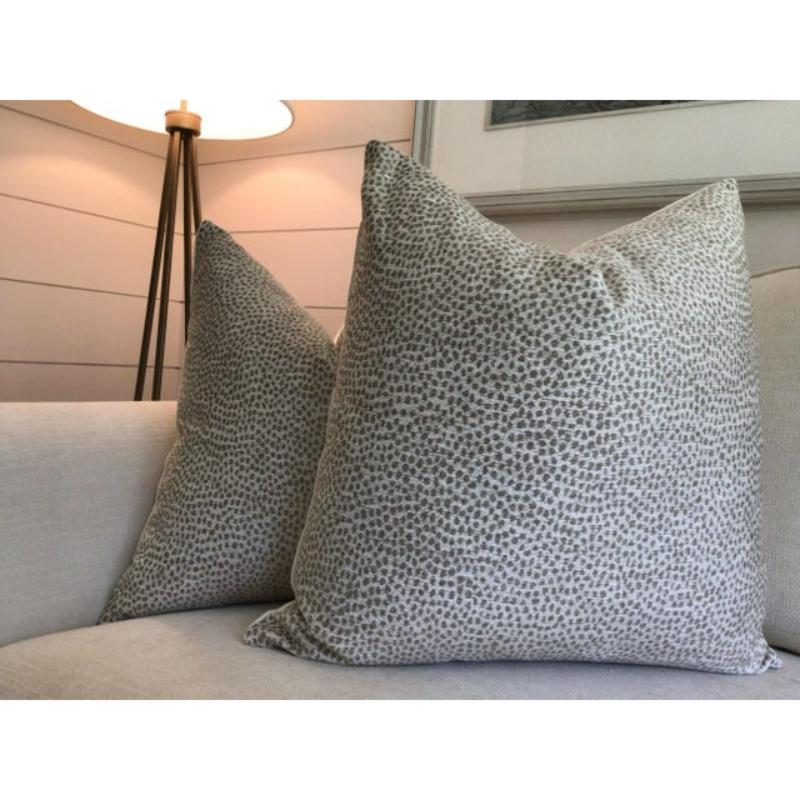 Americano Coppia di cuscini Kravet Animal Spot Raised Velvet in Taupe con imbottitura in piuma d'oca in vendita