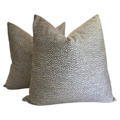 Coppia di cuscini Kravet Animal Spot Raised Velvet in Taupe con imbottitura in piuma d'oca
