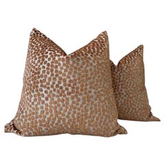 Coppia di cuscini Kravet "Flurries" in Terracotta con imbottitura in piuma d'oca a due lati