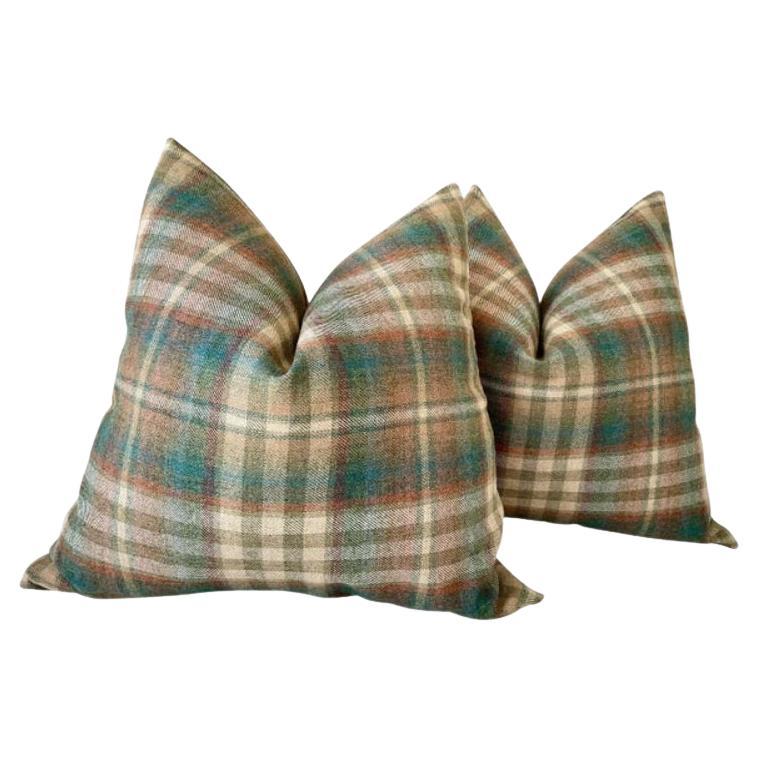 Coppia di cuscini Kravet "Nevis" in lana verde acqua e ruggine con imbottitura in piuma d
oca