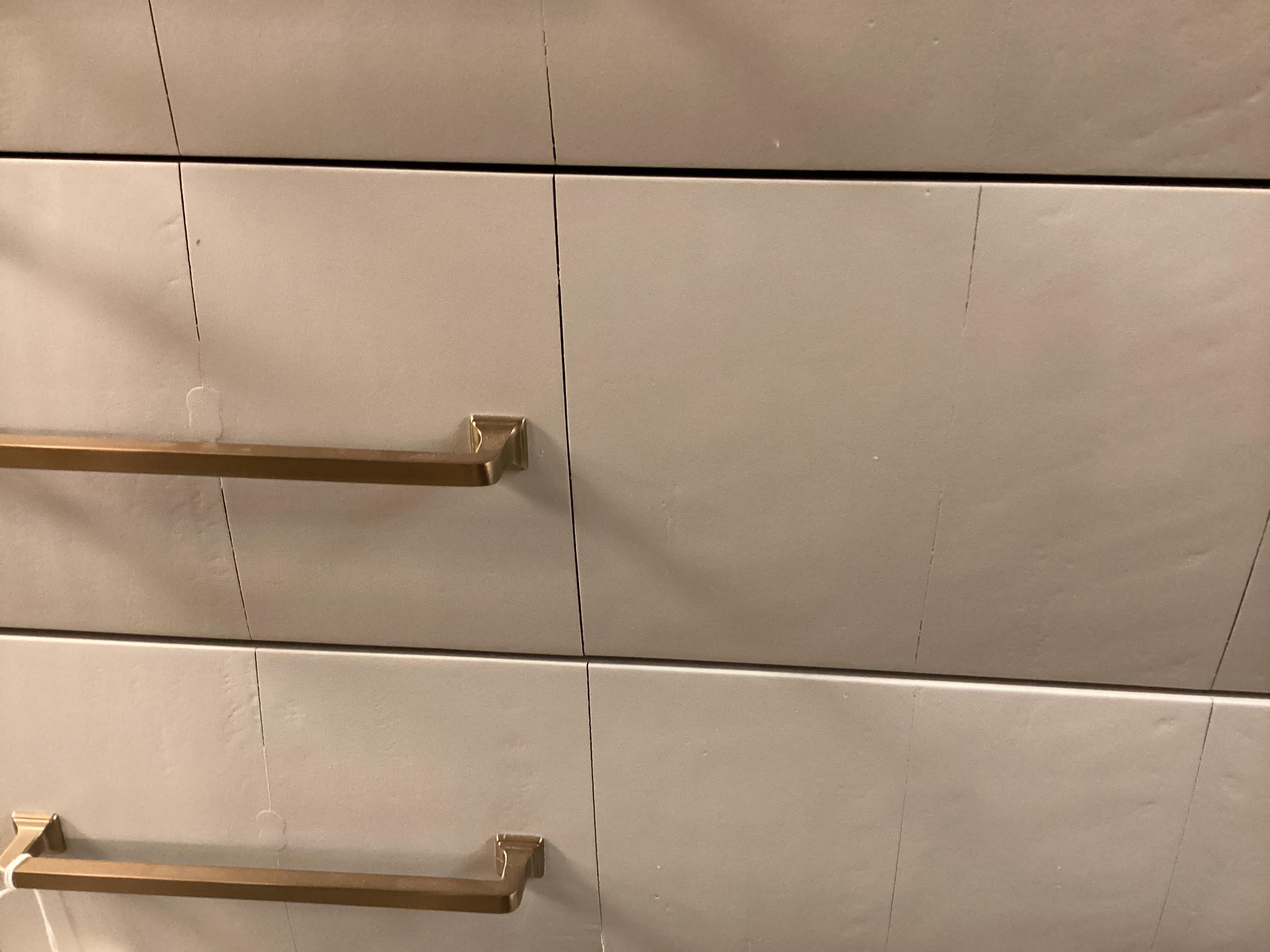 Paire de crédences Kreiss Furniture peintes sur mesure gris clair en vente 8
