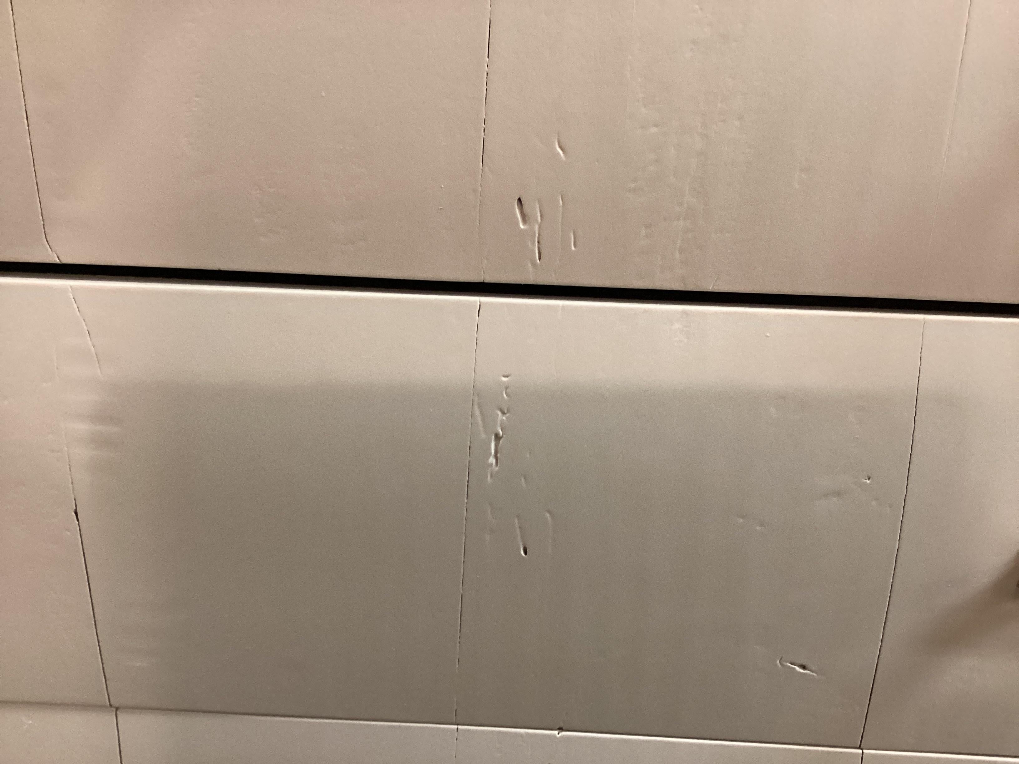 Paire de crédences Kreiss Furniture peintes sur mesure gris clair en vente 9