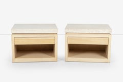 Paire de tables d'appoint Kreiss en travertin et chêne.