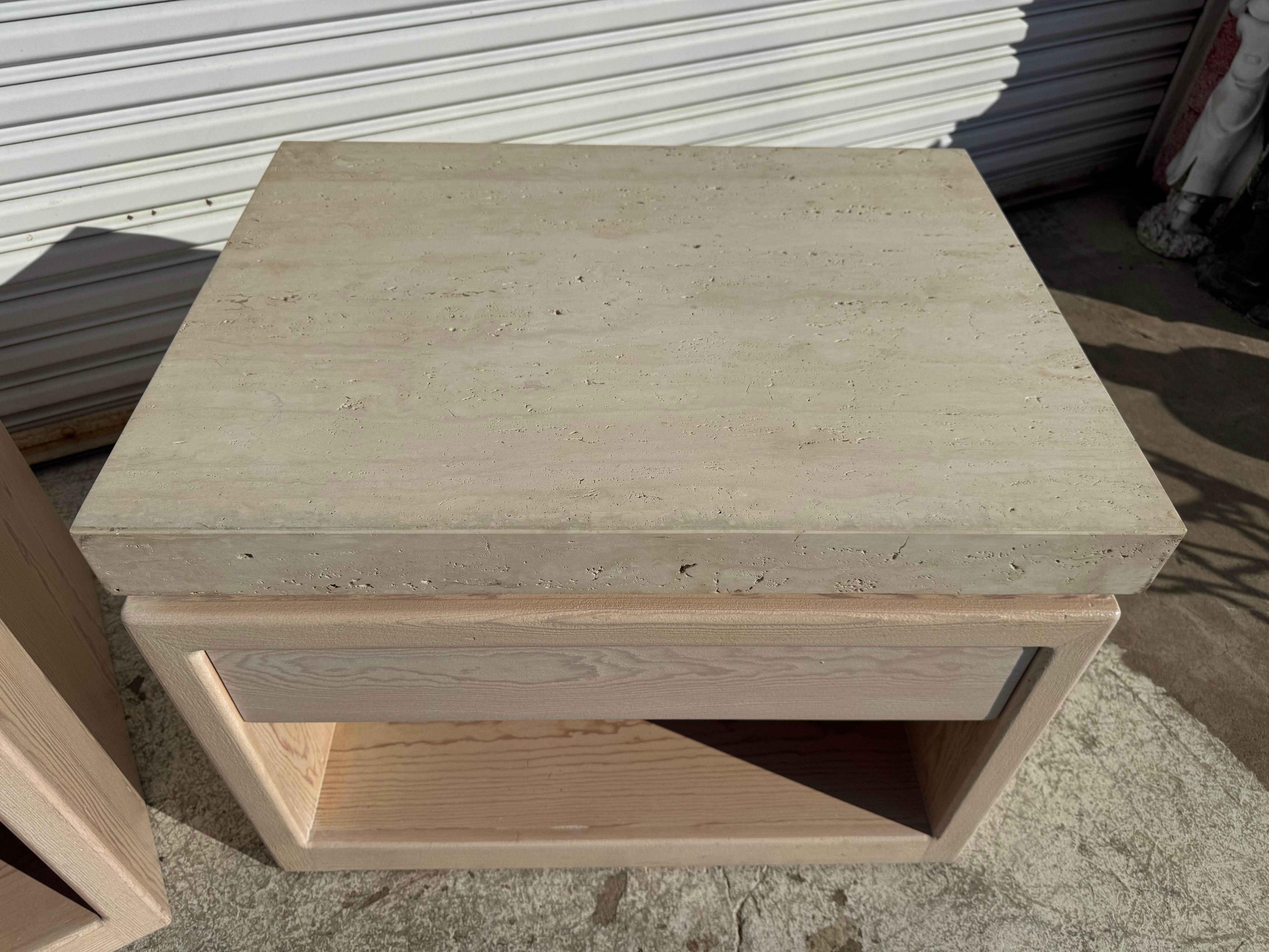 Kreiss est un nom connu pour ses meubles de haute qualité.
Ces tables de chevet sont fabriquées en chêne cérusé et ont
plans de travail en marbre travertin lourd. Ils ont un seul tiroir
et un espace ouvert plus bas pour un grand nombre de