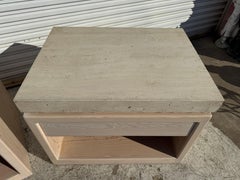 Coppia di comodini con piano in travertino di Kreiss